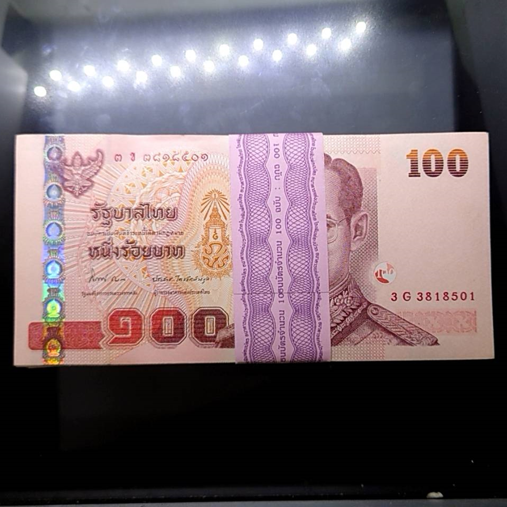 ธนบัตรยกแหนบ 100 ใบ เรียงเลข ธนบัตร 100 บาท แบบ 15 รุ่น 2 (เลิกทาส) ไม่ผ่านใช้ สภาพสวย มีเลขกระจก