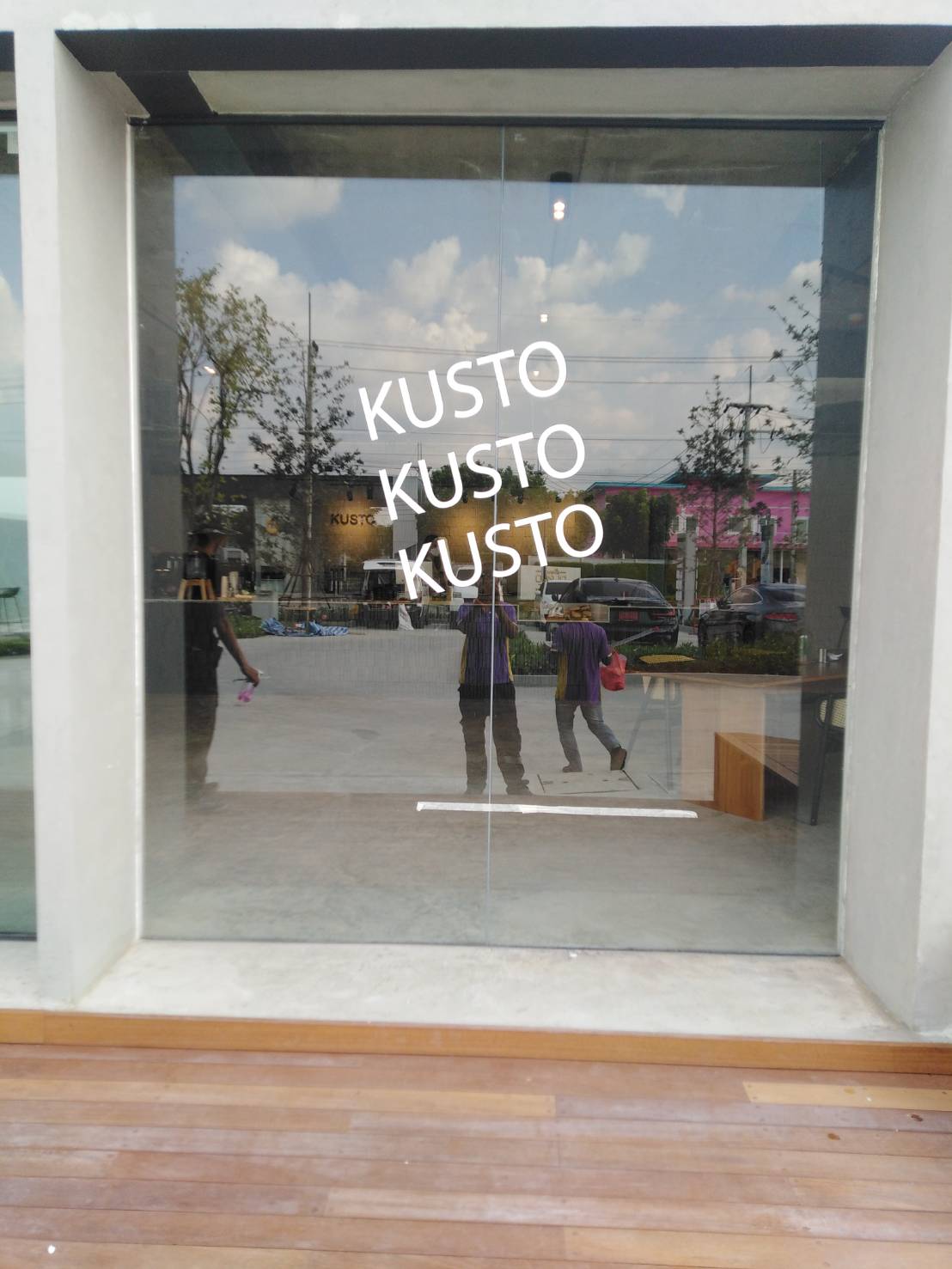 งานสติกเกอร์ขาวทึบแสงไดคัท ติดลงบนกระจกหน้าร้านเปิดปิด งานKUSTO
