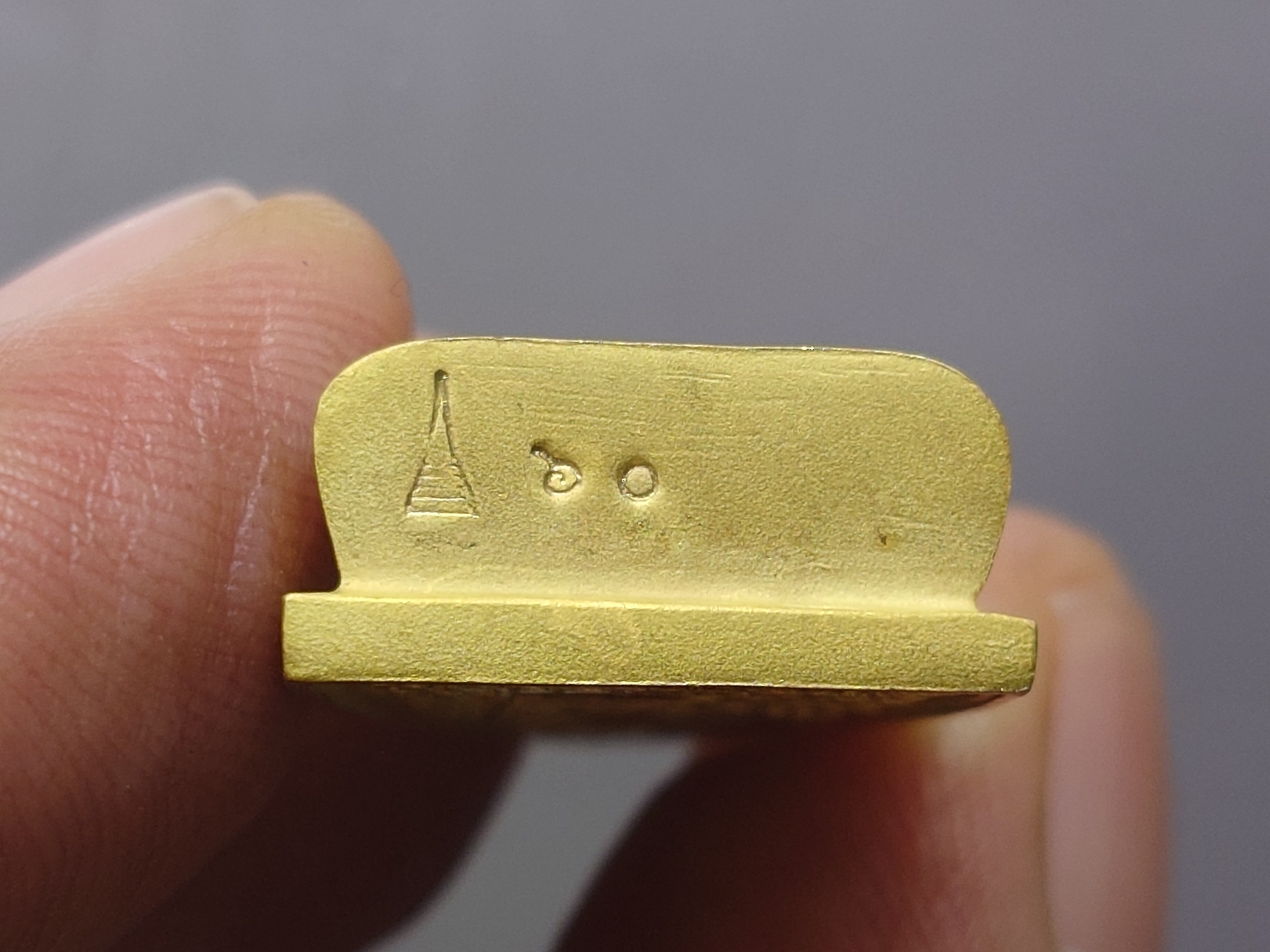 หลวงปู่ทวด รุ่นมหาสิทธิโชค เนื้อเงินสามกษัตริย์ ฝังเพชร วัดประสาทบุญญาวาส ปี2542 พร้อมกล่องเดิม มวลสารดี พิธีเข้มขลัง