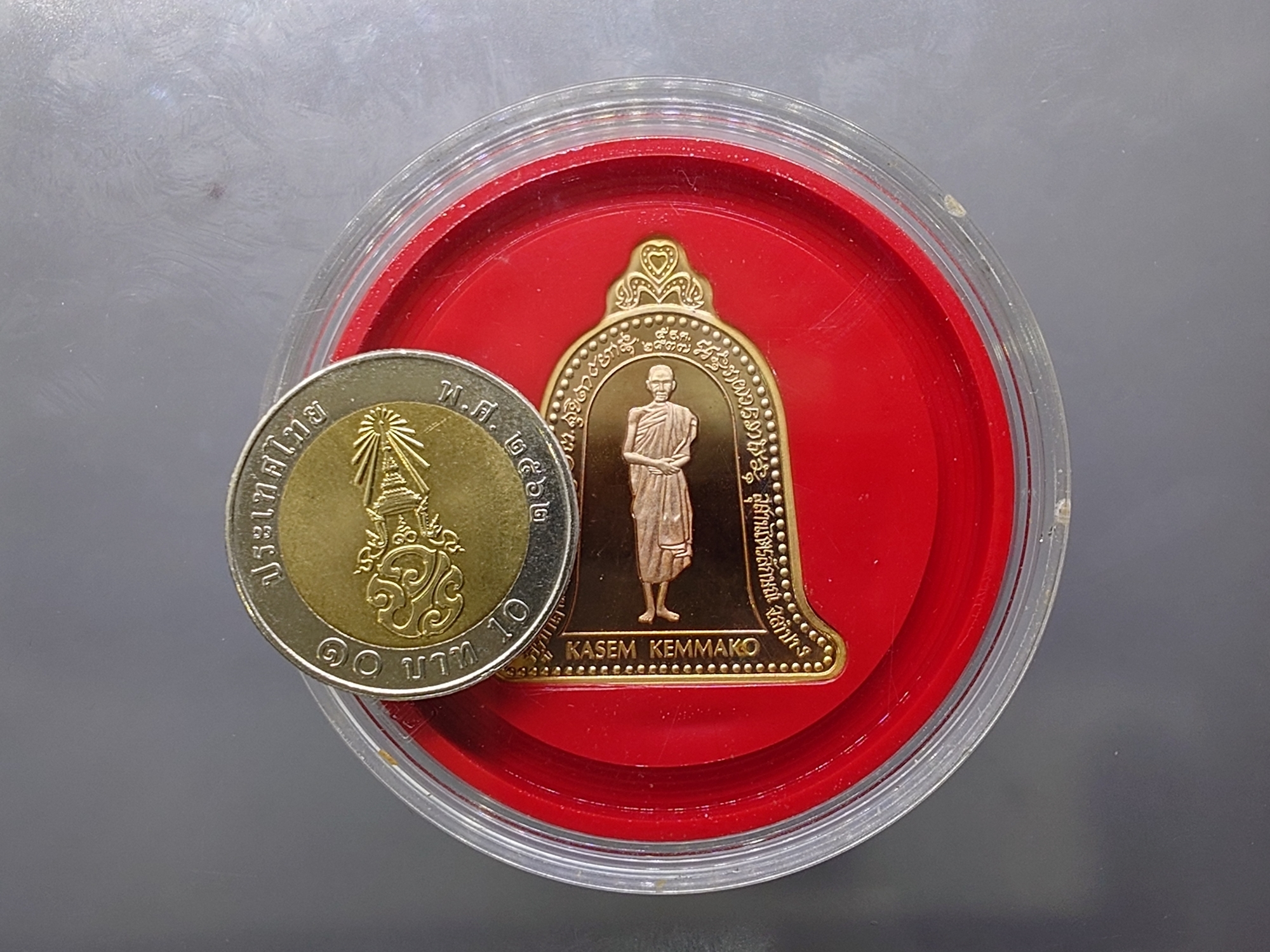 เหรียญระฆังเยอรมัน 2 หน้า หลวงพ่อเกษม เขมโก เนื้อทองแดงชุบทองพิเศษ 3มิติ รุ่น 5 ธันวามหาราช พ.ศ.2537