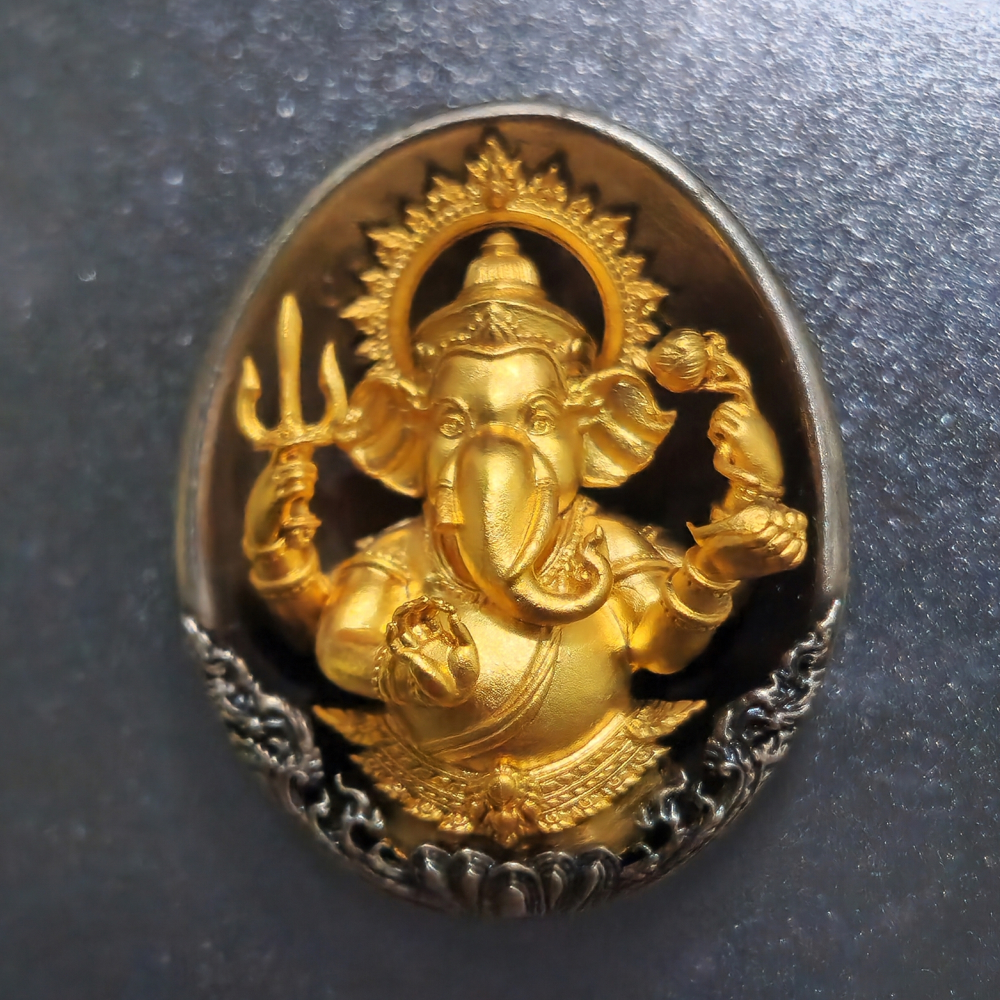 เหรียญหล่อพระพิฆเนศ เนื้อไวท์บรอนซ์รมซาติน องค์ชุบทอง รุ่น คณปติ คเณศแห่งความสำเร็จ หลวงปู่ยูร วัดหนองป่าหมาก ปี64