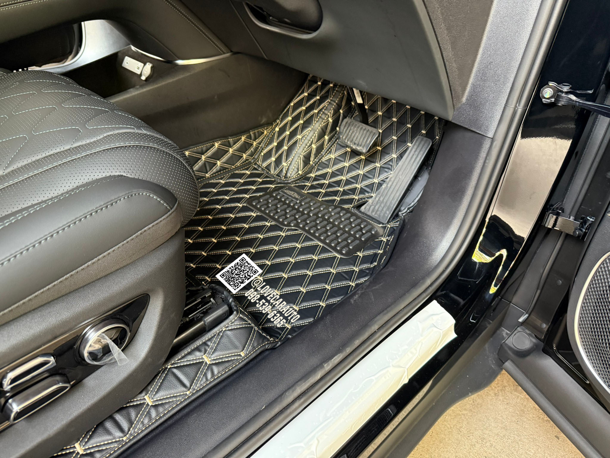 พรมปูพื้นรถยนต์ 6D Byd Sealion7 สีดำด้ายทอง