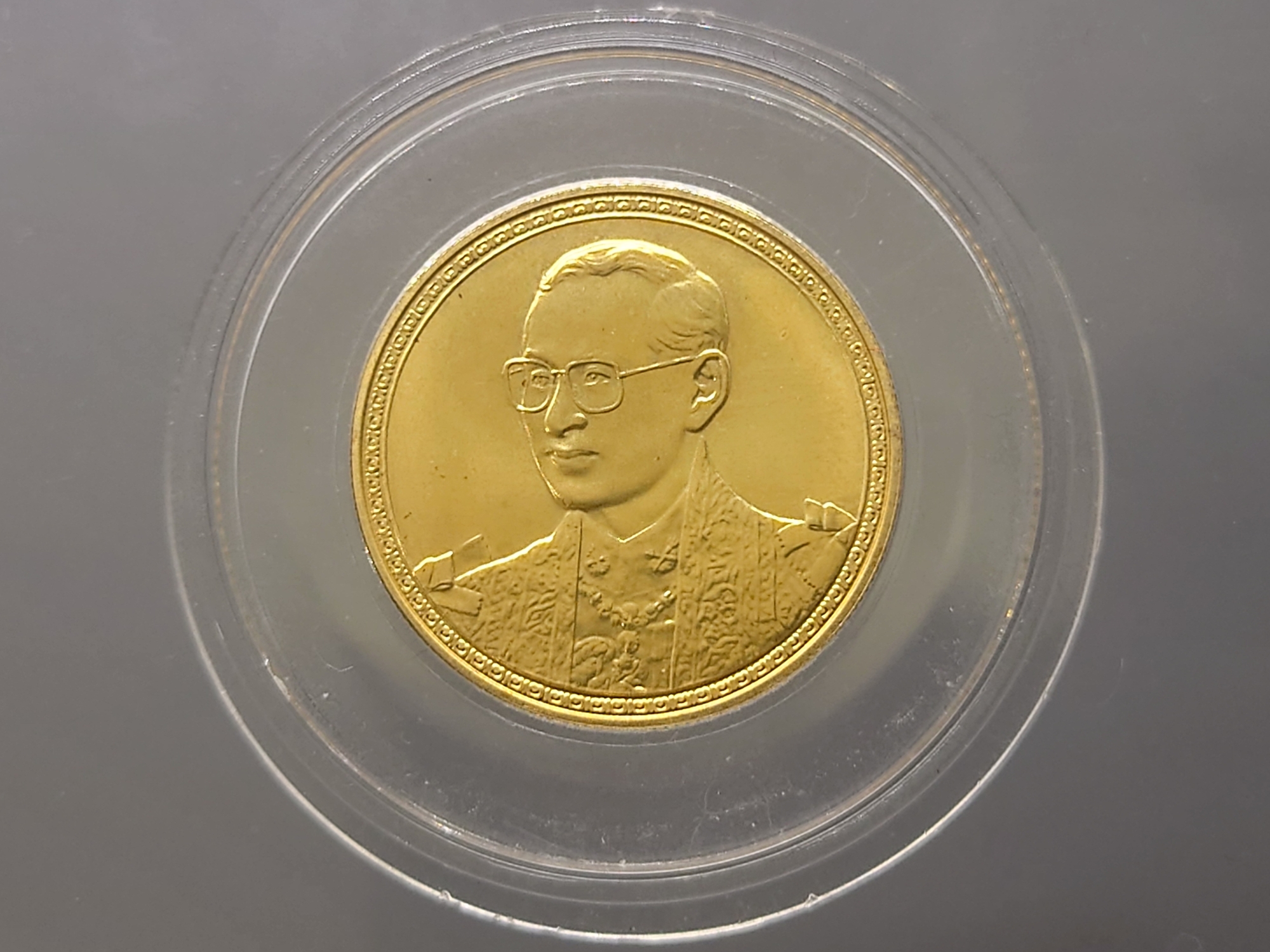 เหรียญทองคำ 7500 บาท (น้ำหนัก 1 บาท) เฉลิมพระชนมพรรษา 75 พรรษา รัชกาลที่9 พ.ศ.2545