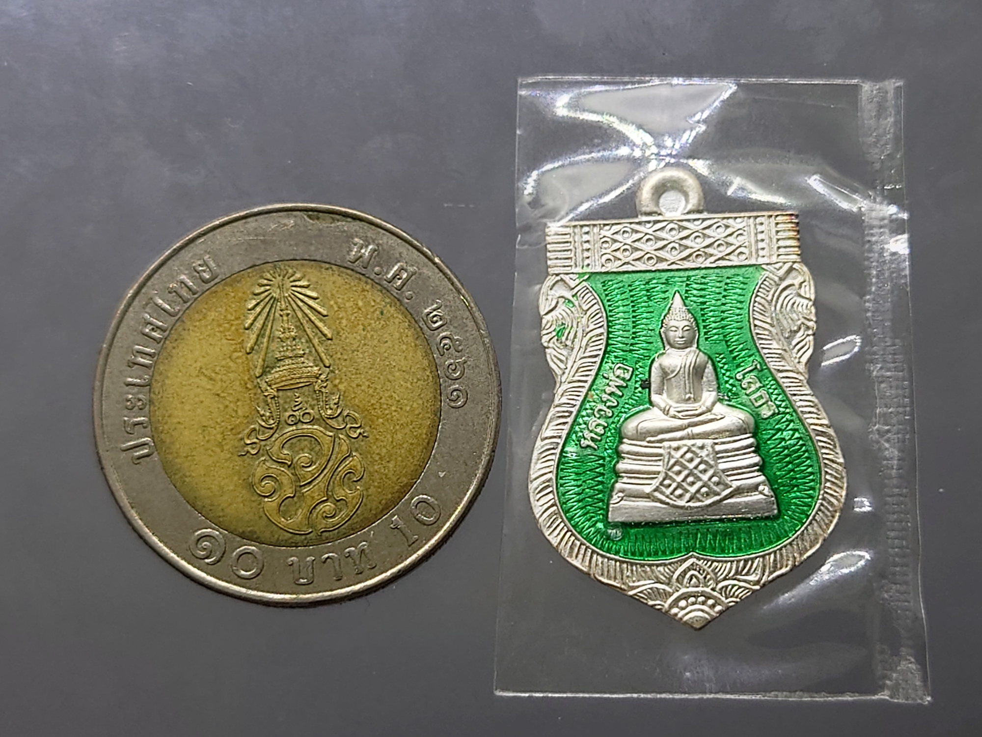 หลวงพ่อโสธร พิมพ์เสมา เนื้อเงิน ลงยา รุ่นโสธร 2560 ตำรวจ ๘ ริ้ว ขนาดสูง 3 เซ็น ปี2560 พร้อมกล่องเดิม