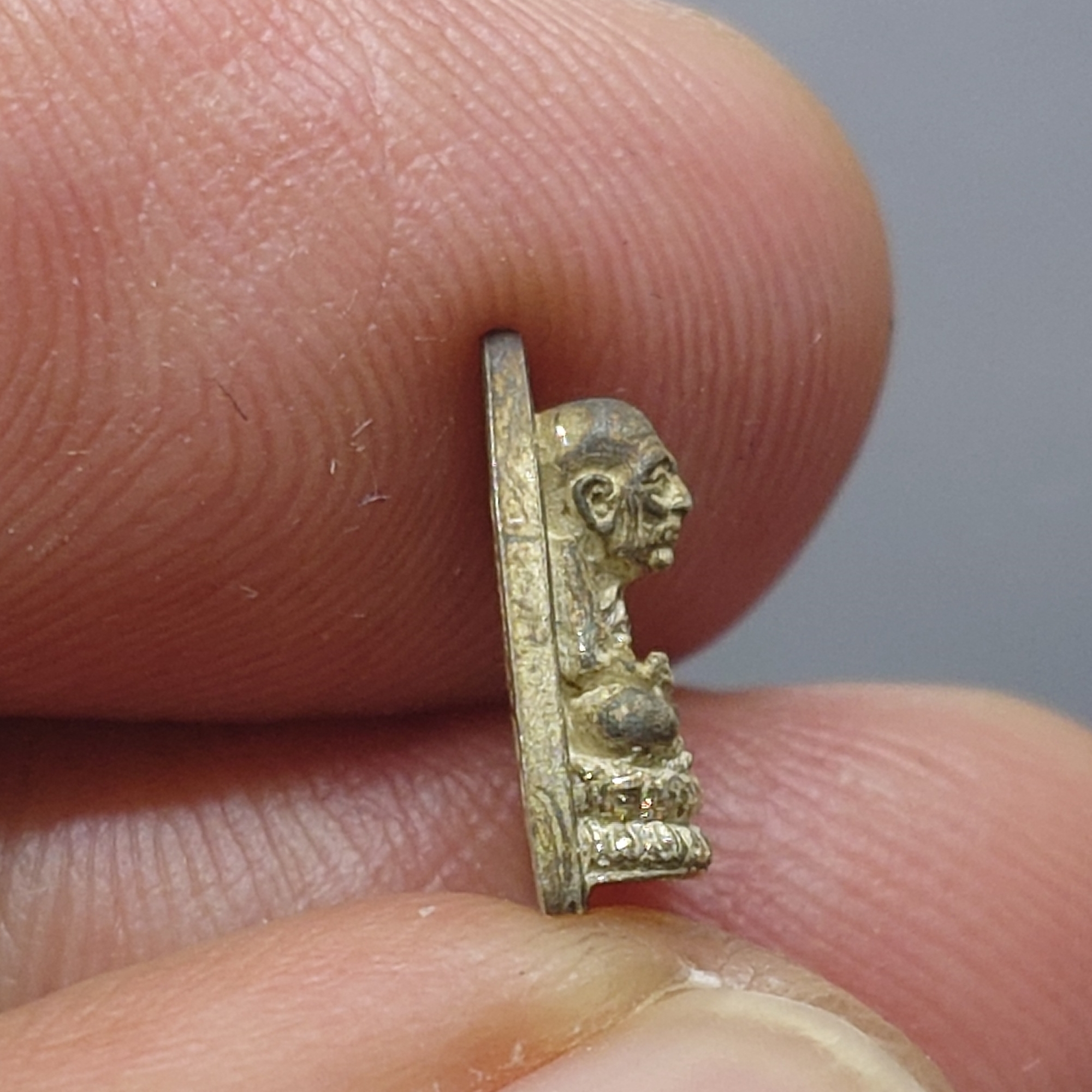 หลวงปู่ทวดเหยียบน้ำทะเลจืด เนื้อเงิน พิมพ์จิ๋ว ศูนย์การทหารปืนใหญ่ สร้าง พุทธาภิเษก วัดประสาทบุญญาวาส ปี2540 พร้อมกล่องเดิม