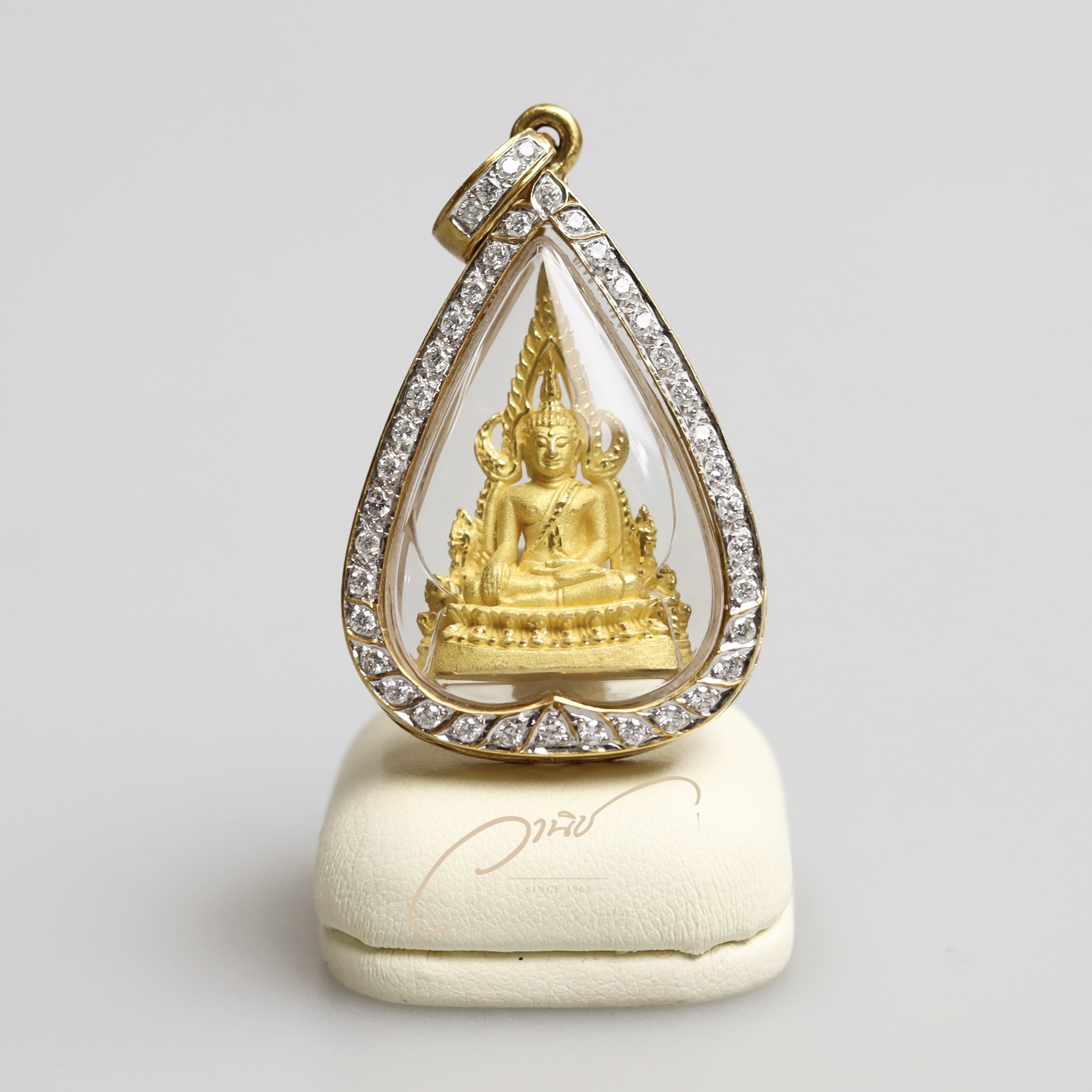 พระพุทธชินราช เนื้อทองคำ หนัก 1 บาท รุ่นปิดทอง ปี2547 เลี่ยมกรอบฉลุลายฝังเพชรแท้ งานพรีเมี่ยม