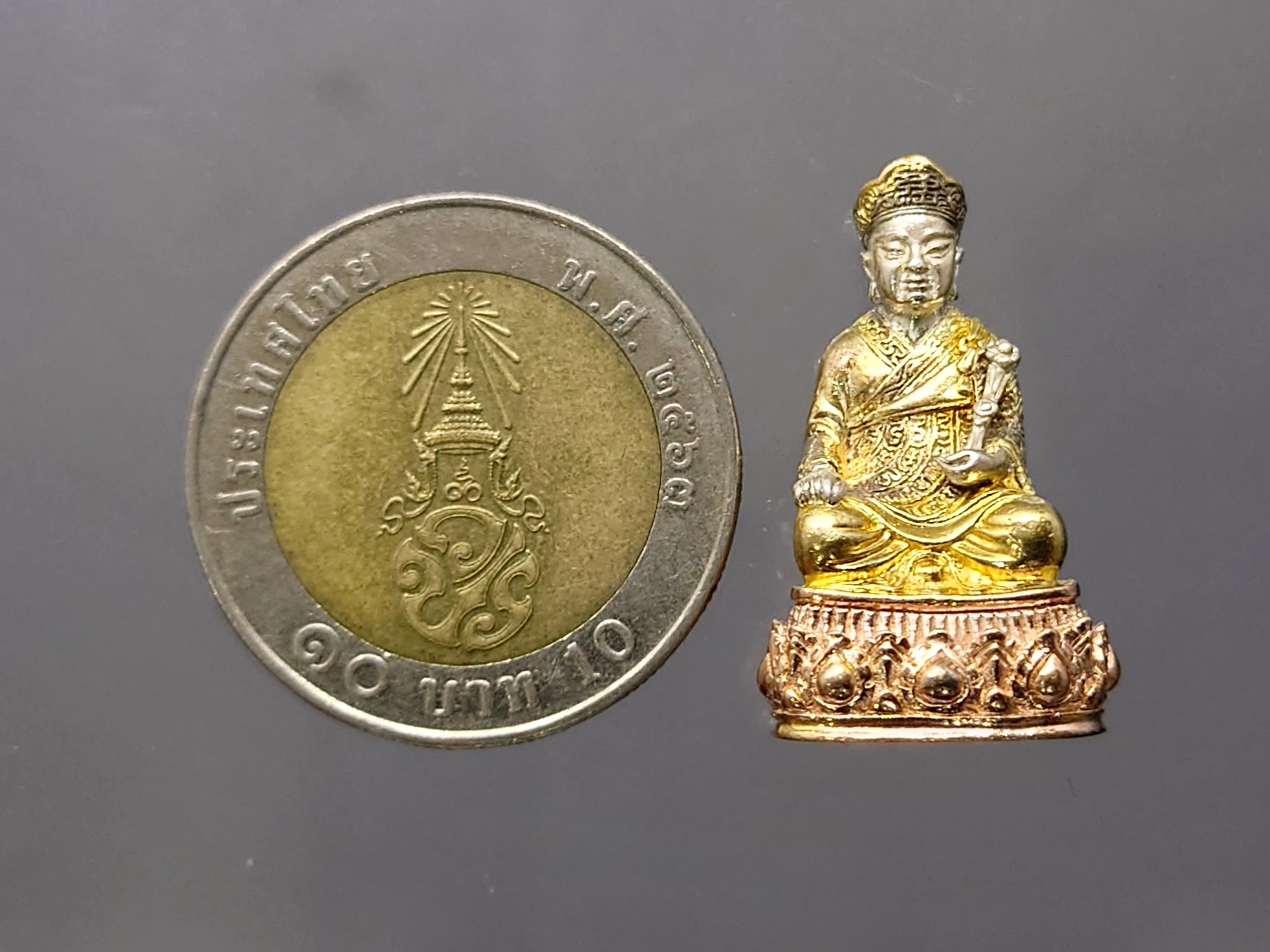 พระรูปเหมือนไต้ฮงกงโจวซือ เนื้อเงินสามกษัตริย์ จัดสร้างโดยมูลนิธิวิทยาเขตสิรินธรราชวิทยาลัย ในพระราชูปถัมภ์ พิธีวัดบวรนิเวศวิหาร ปี2539 พร้อมกล่องเดิม