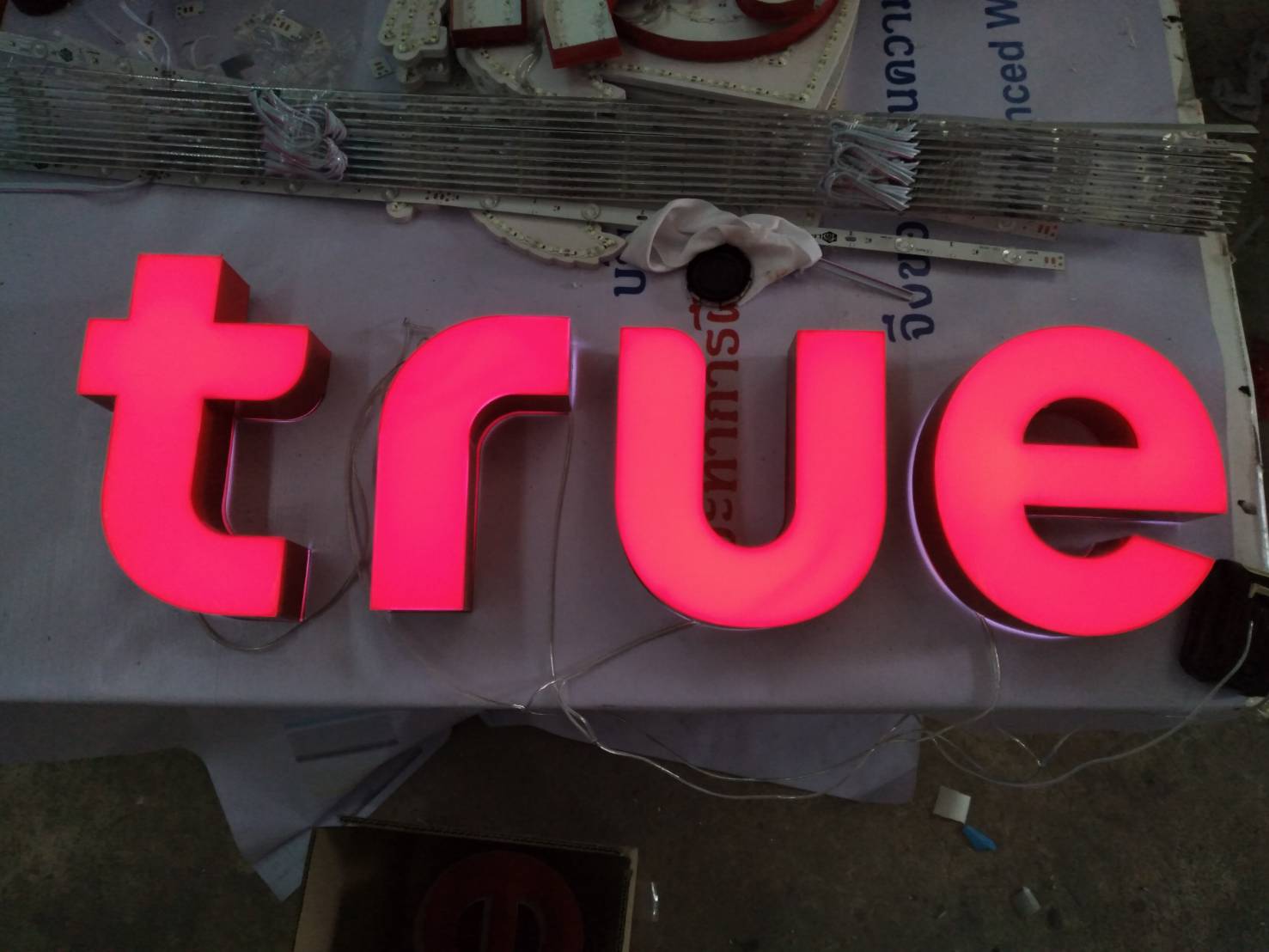 ป้ายตัวหนังสือไฟออกหน้า งานTRUE HEALTH