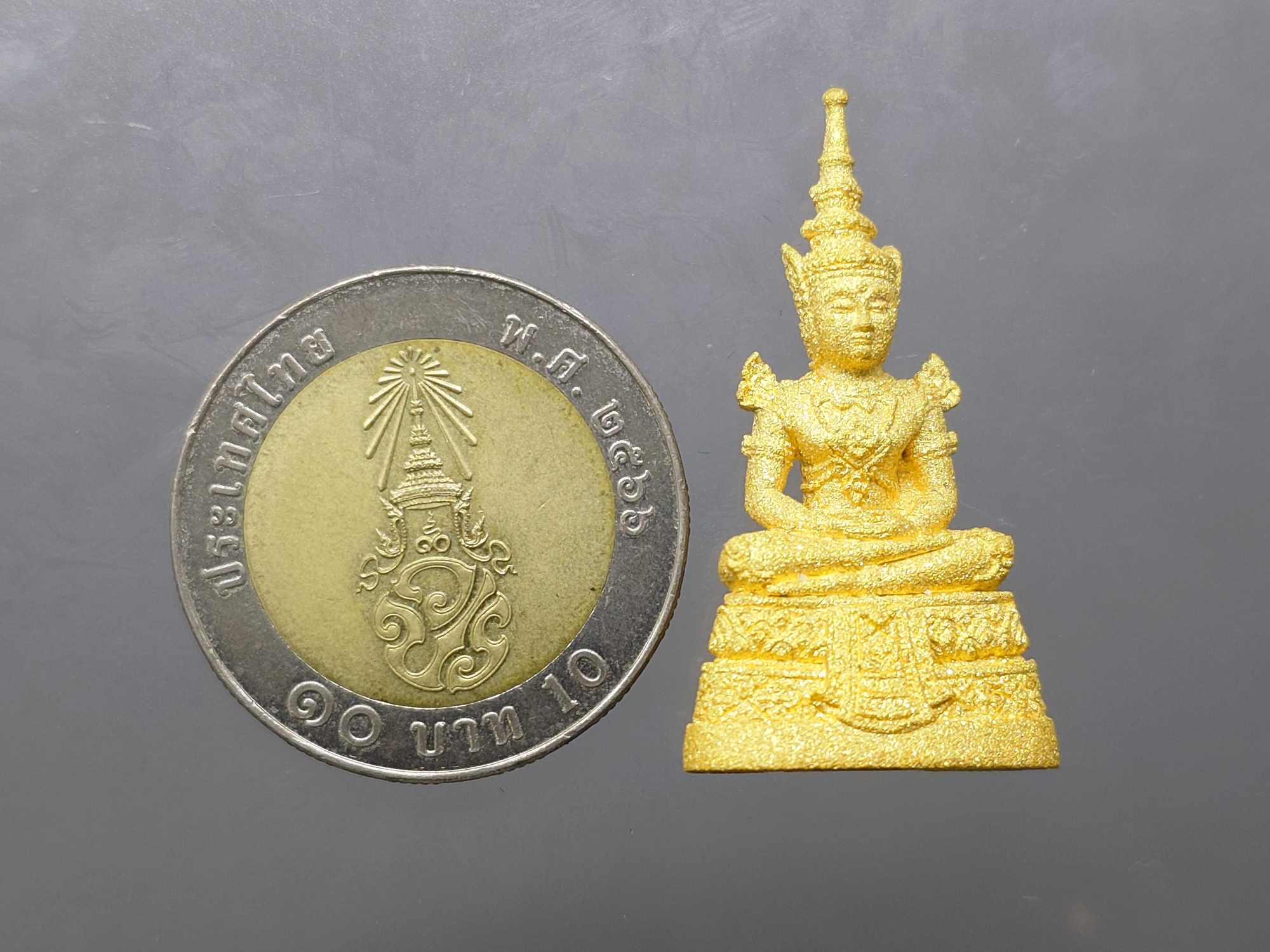 พระพุทธมหามณีรัตนปฏิมากร (พระแก้วมรกต) เนื้อทองคำ 99.99 % กรมสรรพสามิต ครบรอบ 64 ปี พ.ศ.2539 พร้อมกล่องเดิม และการ์ด