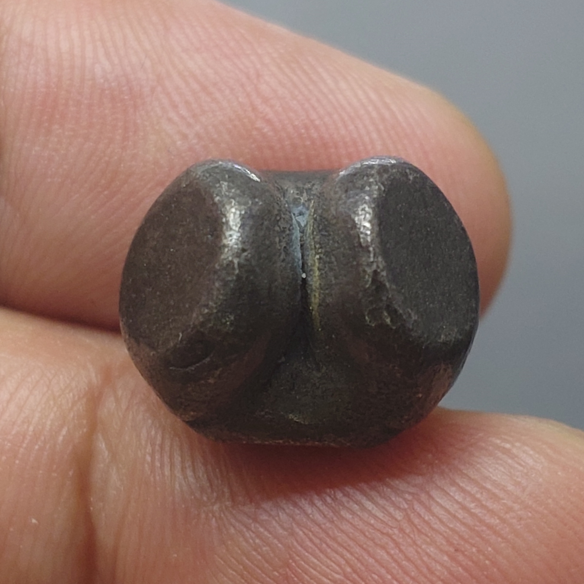 พดด้วง ขนาด 1 บาท ตราพระซ่อมดอกไม้-จักร สมัยอยุธยา พุทธศตวรรษที่ 19 - 24 ตรานิยม หายาก สภาพสวย