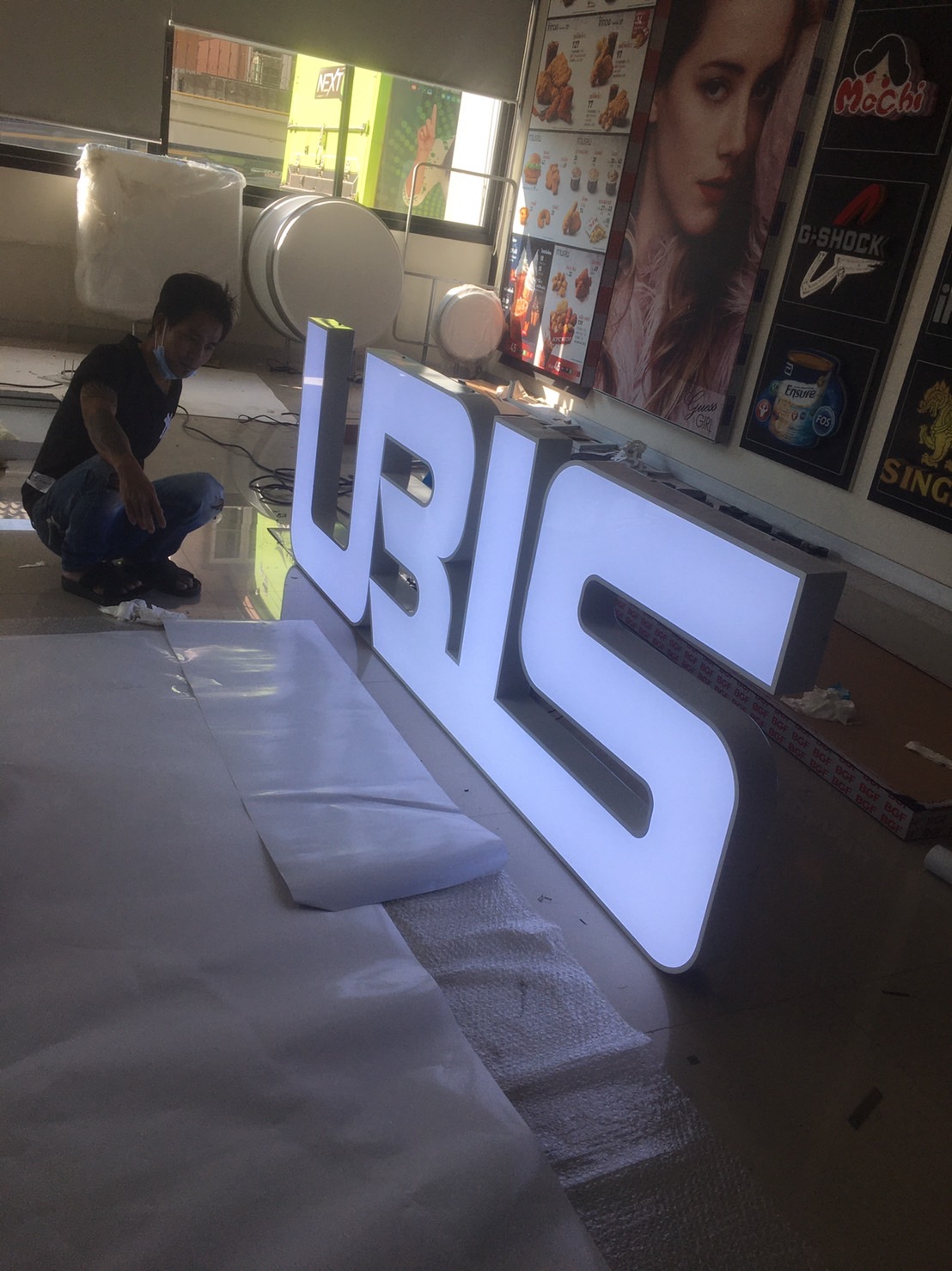 ป้ายตัวอักษรออกไฟแอลอีดี ขอบอลูมิเนียมสีขาว งานUBIS