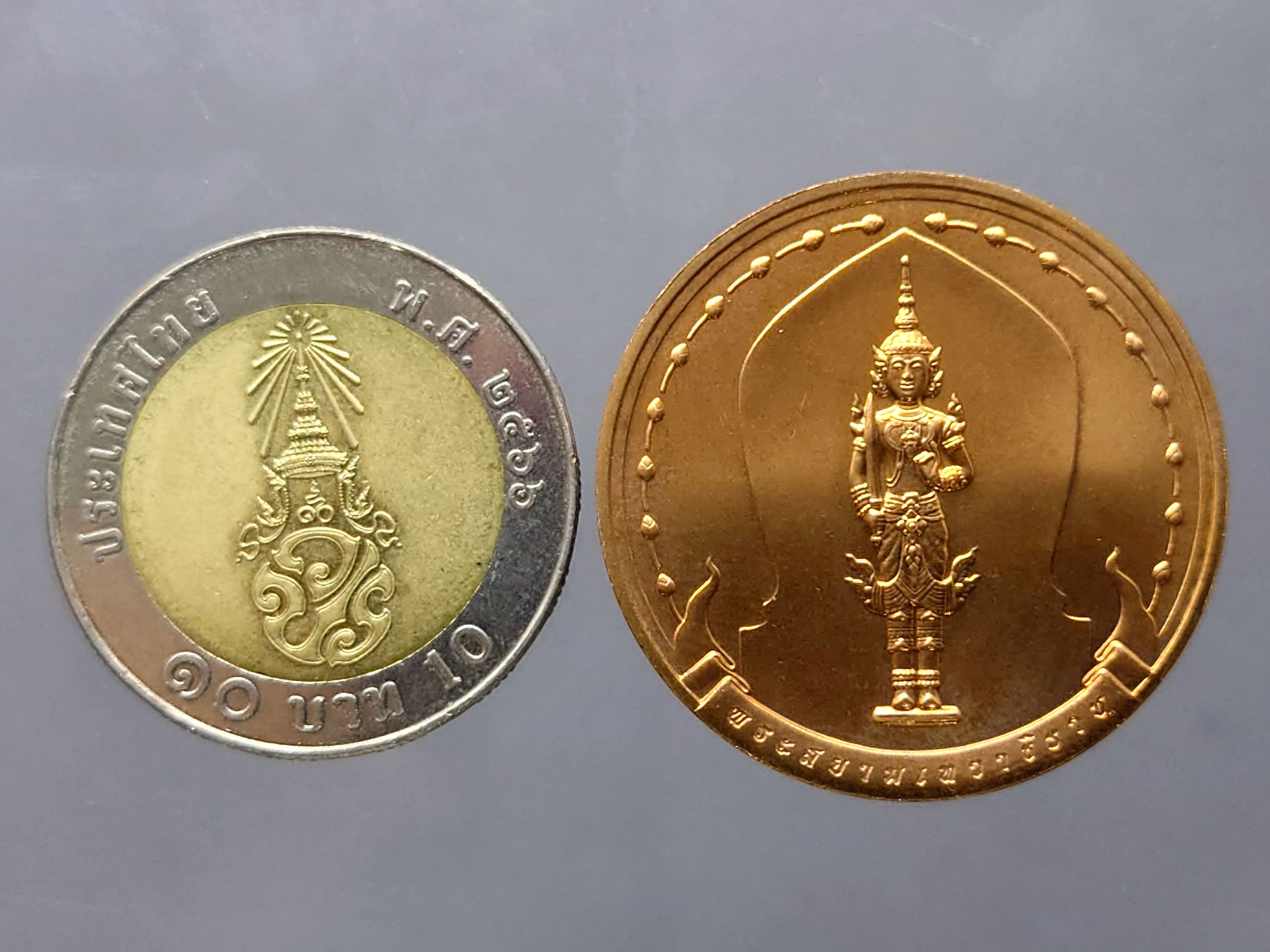พระสยามเทวาธิราช หลังพระยันต์อริยสัจจ์โสฬสมงคล (ยันต์กันไฟ) เนื้อทองแดง 200 ปี รัชกาลที่4 มูลนิธิเฉลิมพระเกียรติพระบาทสมเด็จพระจอมเกล้าเจ้าอยู่หัว สร้าง ปี2547 ตลับเดิม