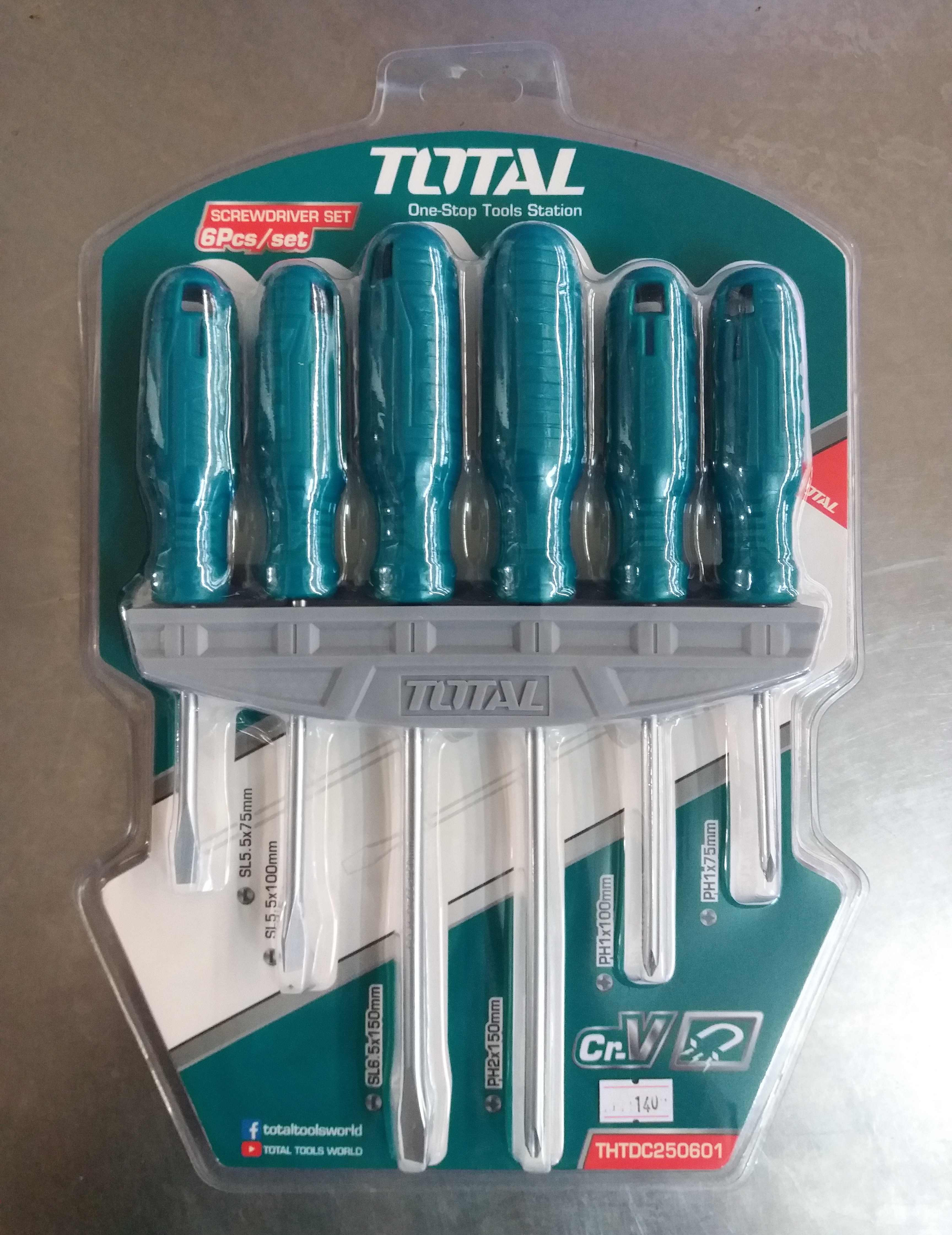 TOTAL ชุดไขควง 6 ตัวชุด (ปากแบน + แฉก) พร้อมแผงแขวนผนัง รุ่น THTDC250601 ( 6 pcs Screwdriver Set )