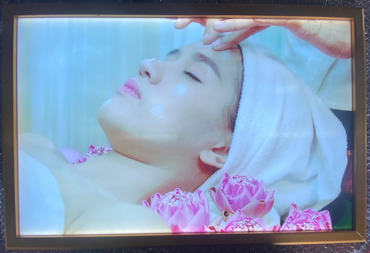 ป้ายโฆษณา Slim Lightbox ภาพสปานวดหน้า สำหรับตกแต่งร้านเสริมความงาม