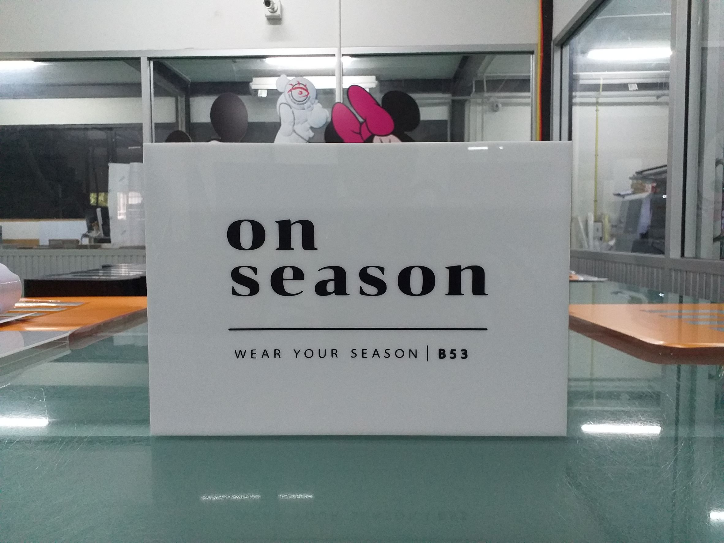 ป้ายงานพิมพ์อิงค์เจ็ทลงบนอะคริลิคขาว งาน ON SEASON