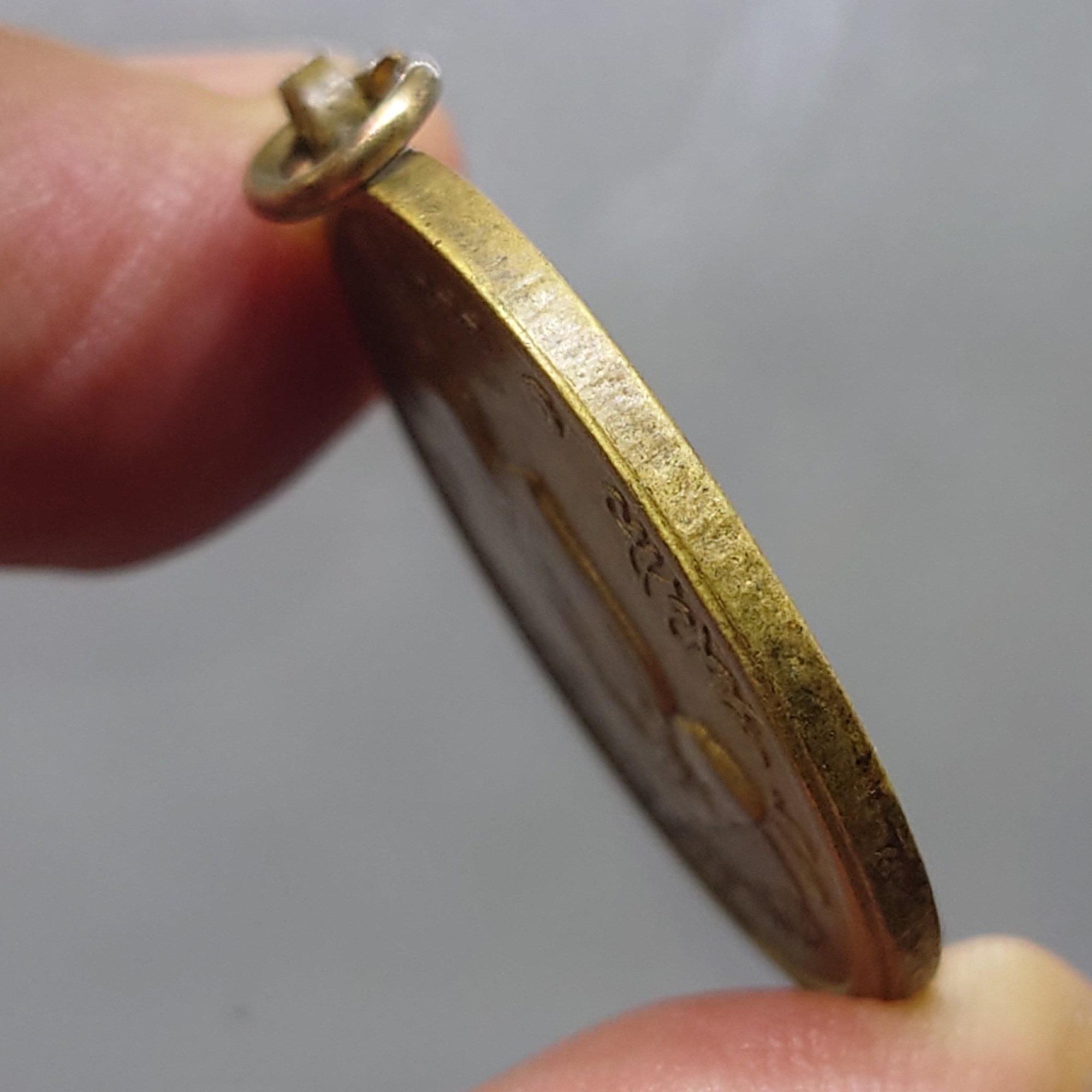 เหรียญทรงผนวช ร9 รุ่นแรก บล๊อกเจดีย์เต็ม เนื้อทองฝาบาตร พ.ศ.2508 ผ่านใช้ รับประกันแท้ ดูง่าย