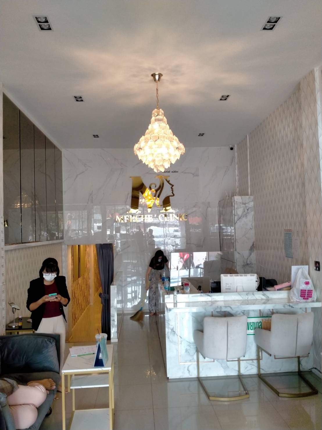 ป้ายตัวอักษรโลหะ ป้ายสแตนเลสไฟออกหลัง งานป้ายตัวอักษรคลีนิก งานMERCHE' CLINIC