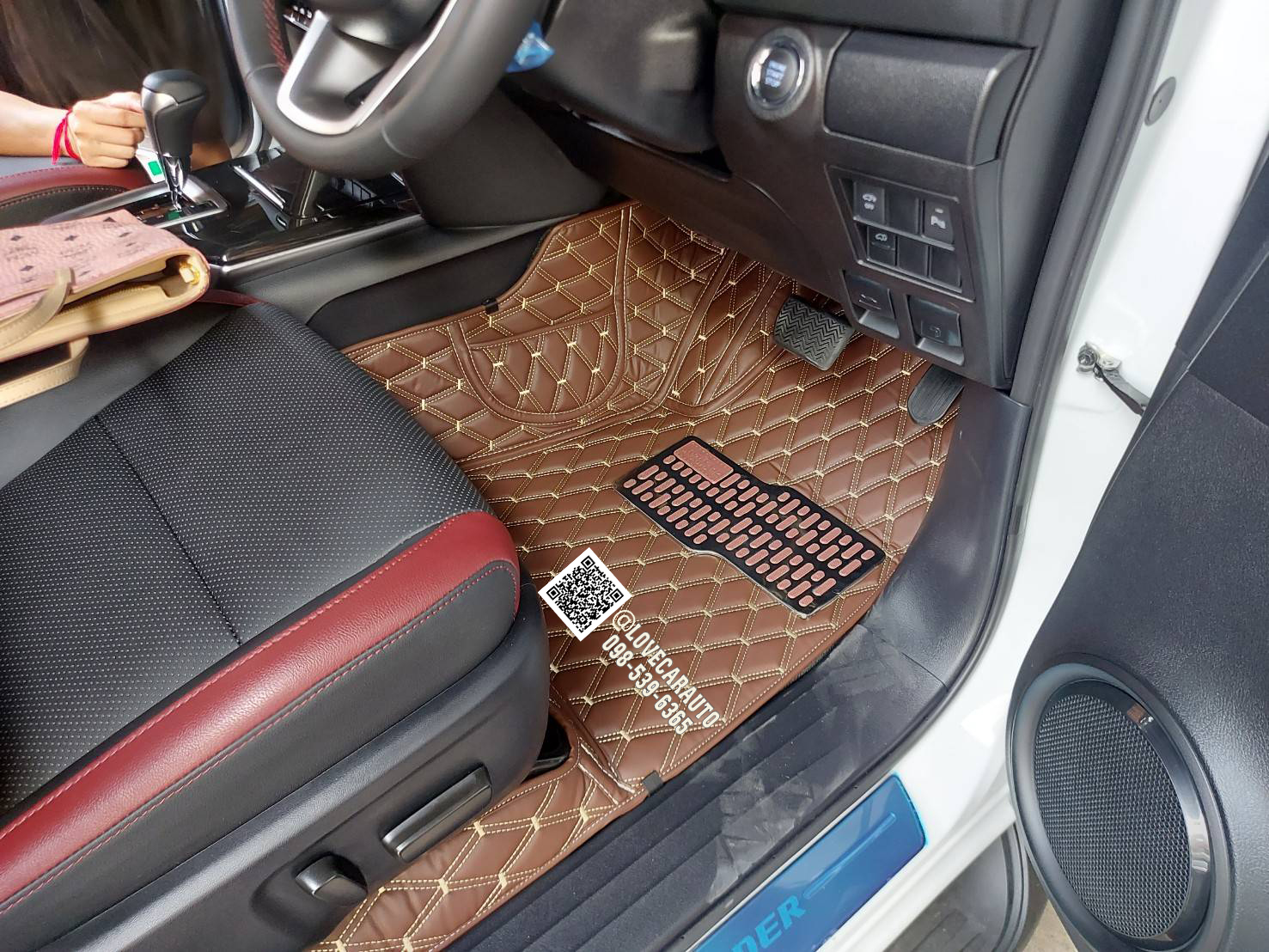 พรมปูพื้นรถยนต์ toyota fortuner 2023 พรม vvip สีกาแฟด้ายทอง