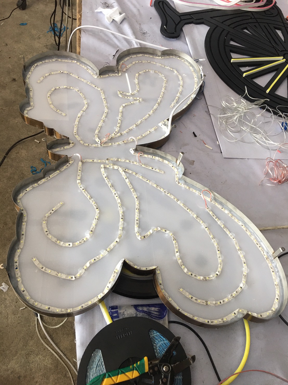 ป้ายสแตนเลสไฟออกหลัง งานผีเสื้อ THE YOUNG Skin&Plastic surgery center