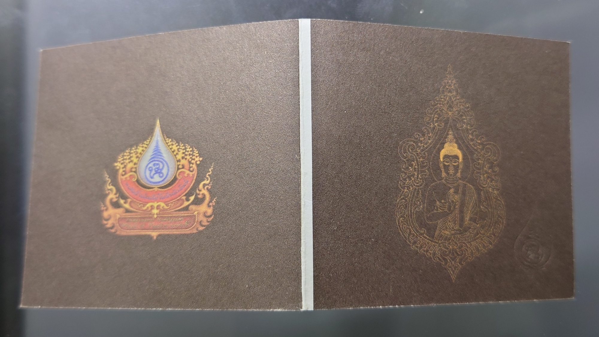 พระพุทธเมตตารวยสุข เนื้อทองทิพย์เหลือบเงิน สร้างโดย อาจารย์เฉลิมชัย โฆษิตพิพัฒน์ พ.ศ.2560 พร้อมใบเซอร์ กล่องเดิม