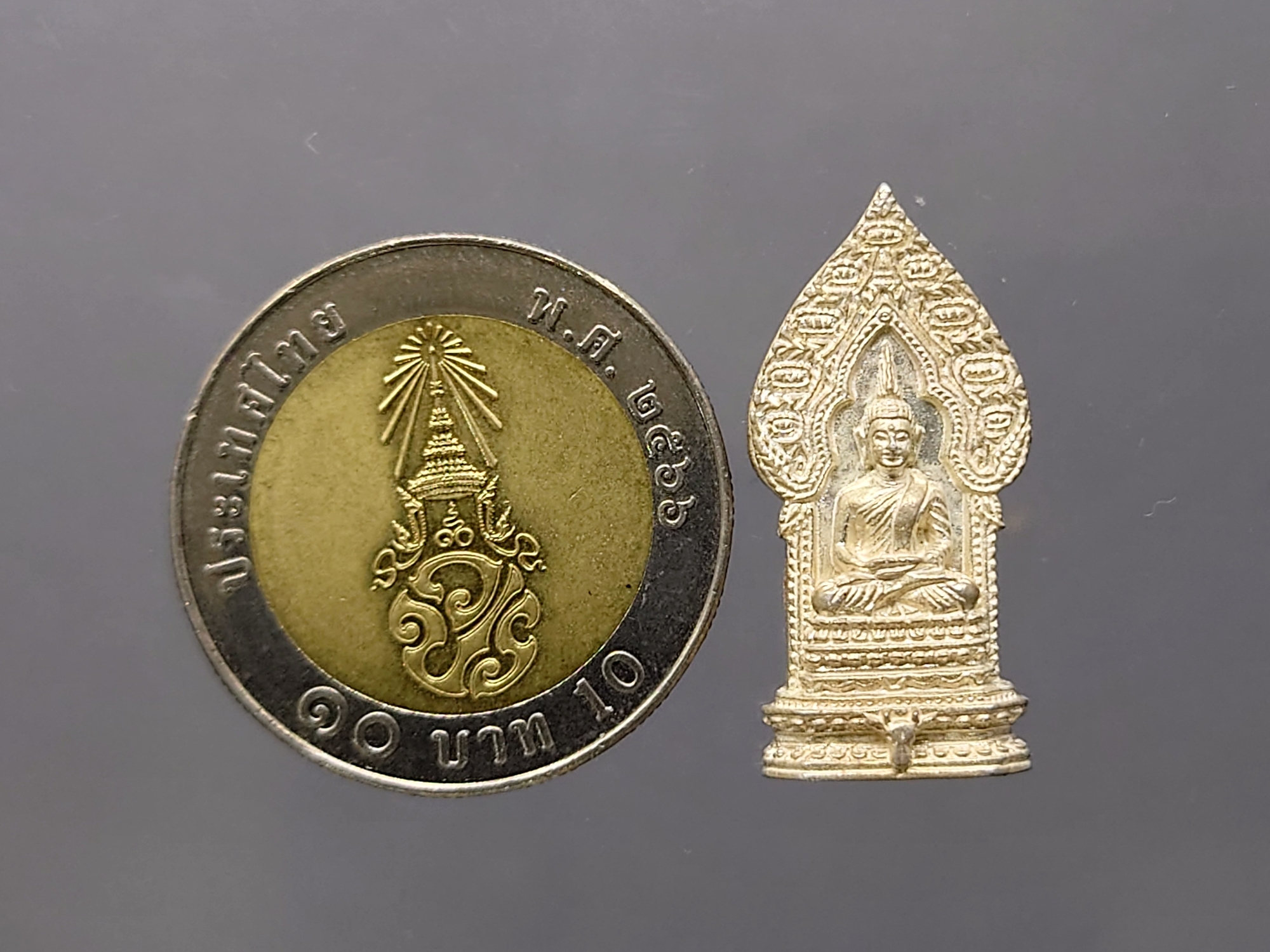 พระนิรันตราย ตราสัญลักษณ์ 6 รอบ รัชกาลที่9 เนื้อเงิน ที่ระลึกเฉลิมพระชนมพรรษา 6 รอบ วัดบวรนิเวศวิหาร ปี2542 พร้อมกล่องเดิม