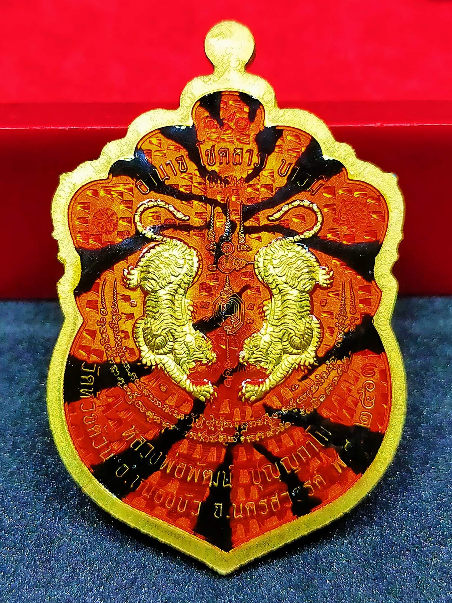 เหรียญเสมา เสือคาบดาบ รุ่น1 เนื้อทองระฆัง ตอกพิเศษ แจกกรรมการ ลงยาลายเสือ หน้า หลัง ขอบแดง จีวรส้ม หลวงพ่อพัฒน์ วัดห้วยด้วน โคท 450
