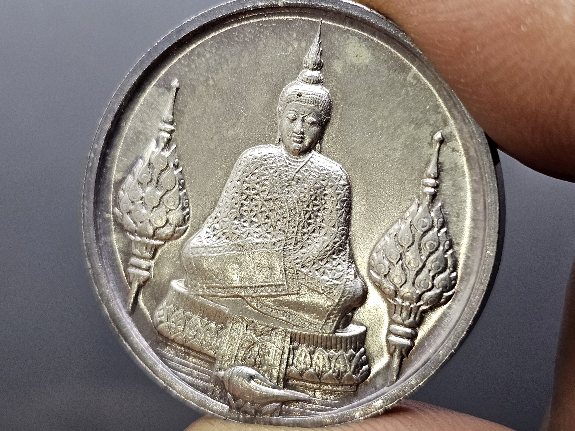 เหรียญพระแก้วมรกต ภปร รุ่นสอง ทรงเครื่องฤดูหนาว เนื้อเงิน ฉลองกรุงรัตนโกสินทร์ 200 ปี พ.ศ.2525