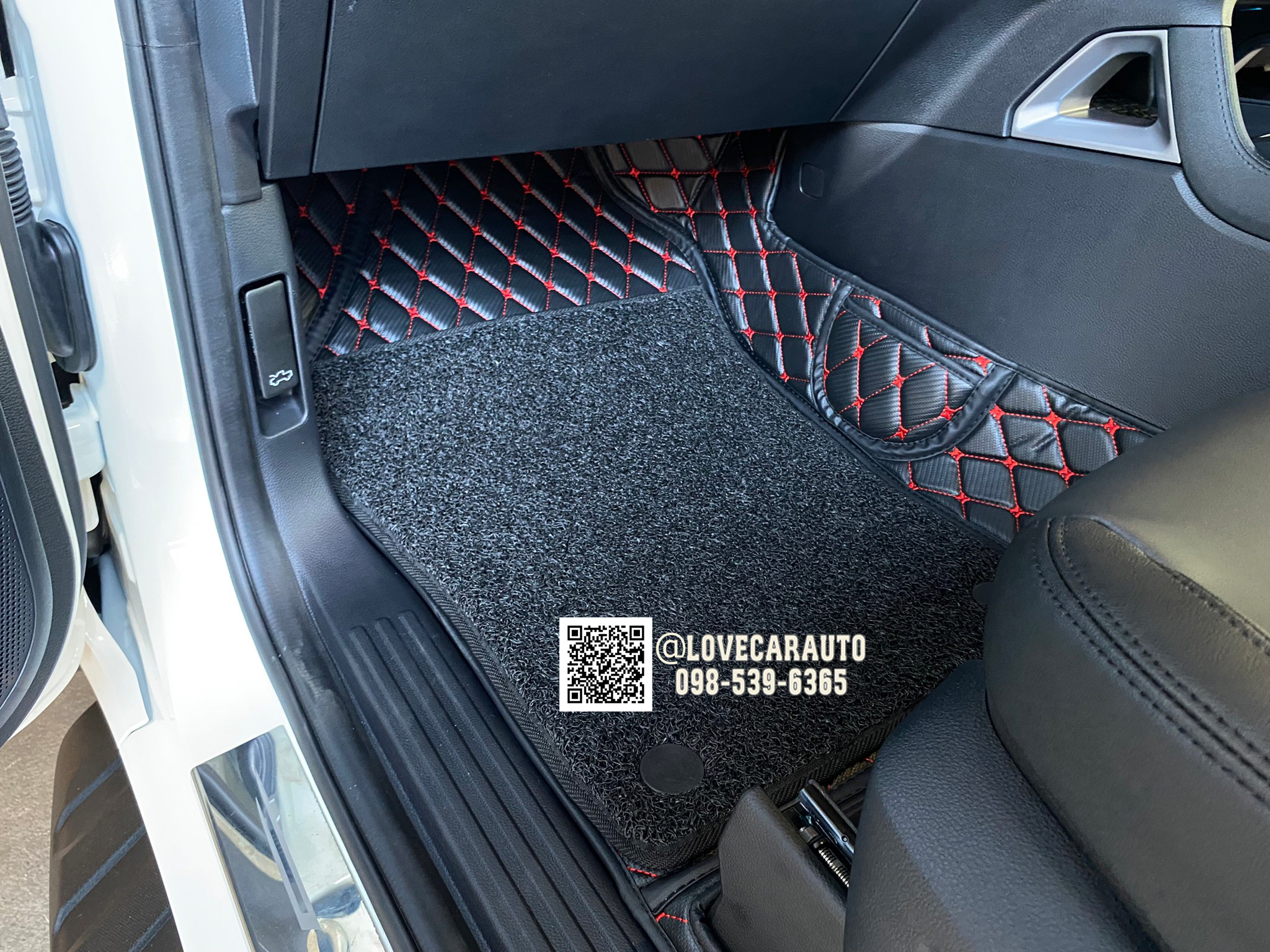 พรมปูพื้นรถยนต์ 7D Ford Everest 2022 ลายเคฟล่าสีดำด้ายแดง +ไวนิลสีดำ