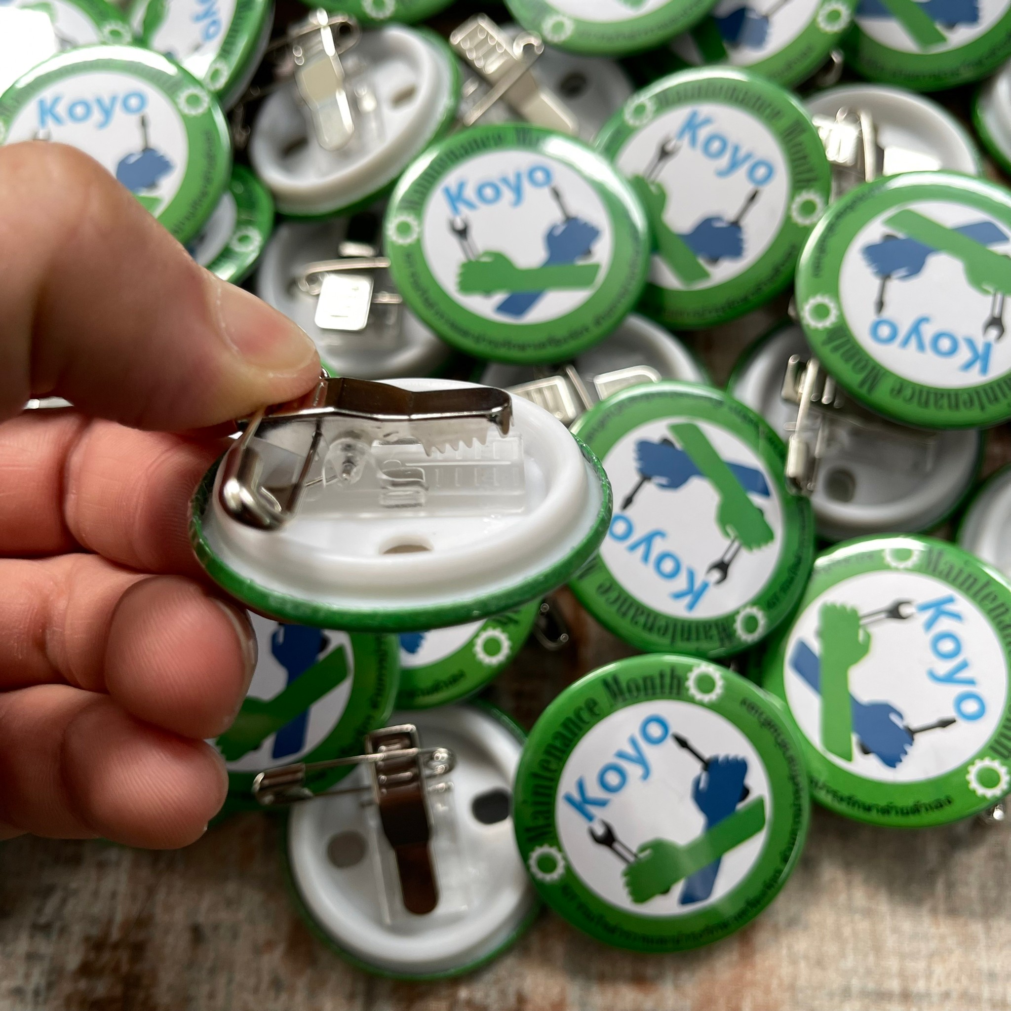 เข็มกลัดแบบคลิปหนีบเสื้อ เข็มกลัดสำหรับใช้ในโรงงาน เข็มกลัดปากจระเข้หนีบกระเป๋าได้