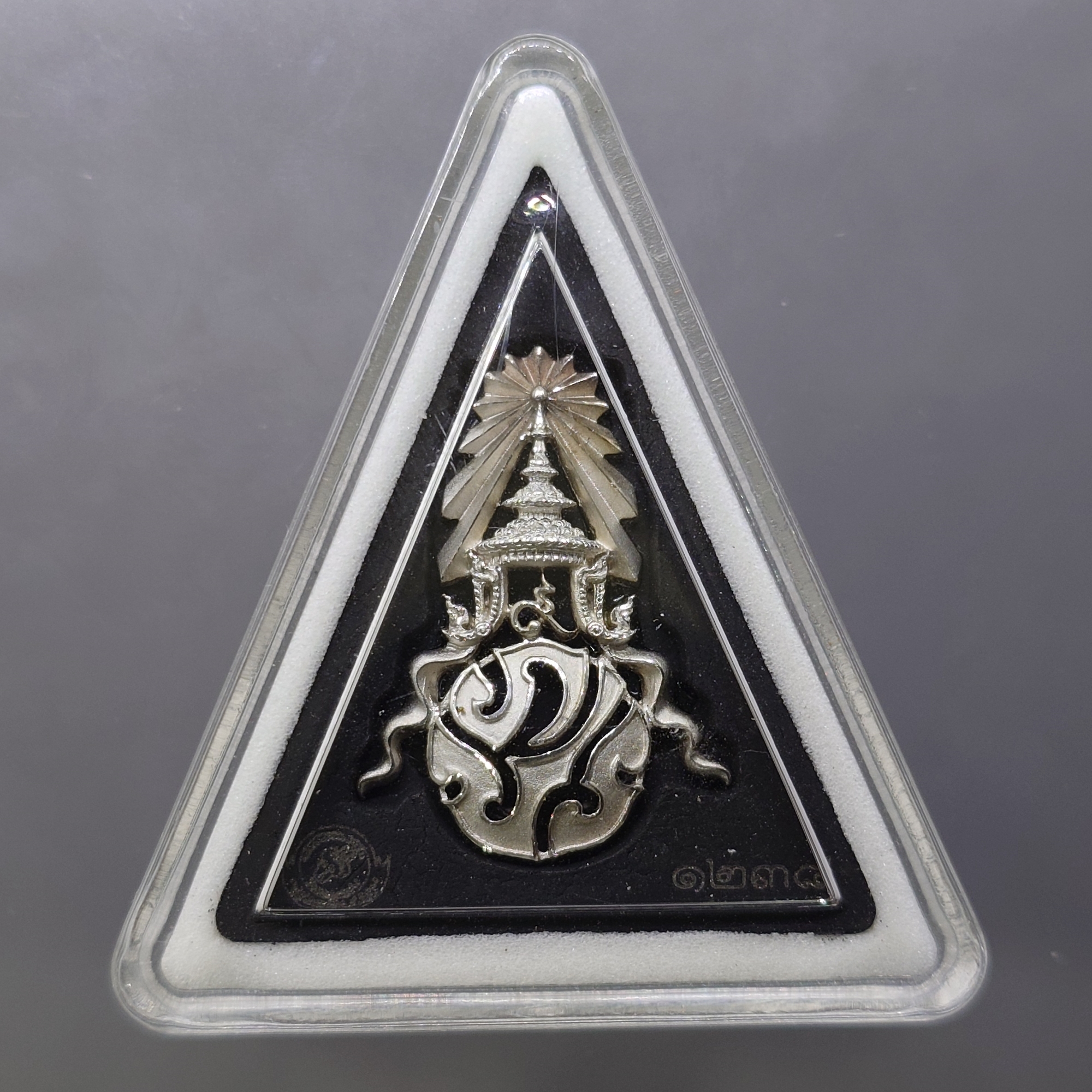 พระพุทธชินราช (จำลอง) พุทธชยันตี 2600 ปี ๘๔ พรรษา รัชกาลที่9 เนื้อผงปิดทอง หลัง ภ.ป.ร เนื้อเงิน ปี2554 พร้อมกล่องเดิม