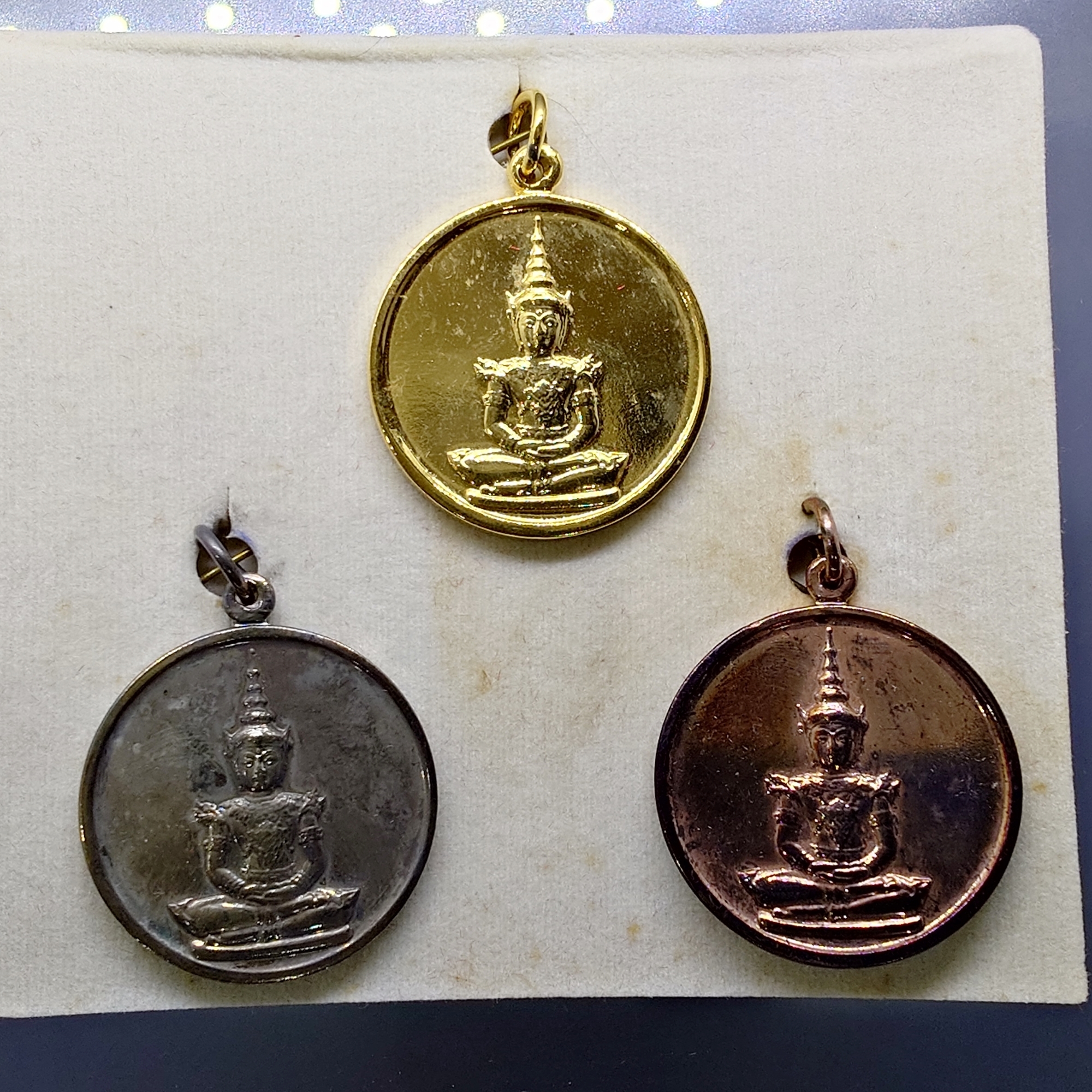 เหรียญพระแก้วมรกต ชุด 3 เนื้อ กาหลั่ยทอง เงิน นาค ที่ระลึกในการซ่อมบูรณฉัตร วัดพระศรีรัตนศาสดาราม พ.ศ.2531 บล็อกกองกษาปณ์