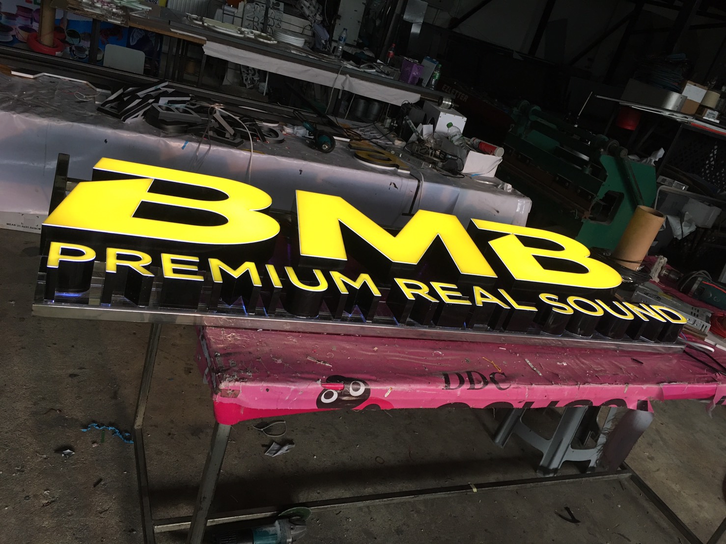 ป้ายไฟแอลอีดี ไฟออกหน้าขอบอลูมิเนียม งานBMB PREMIUM REAL SOUND