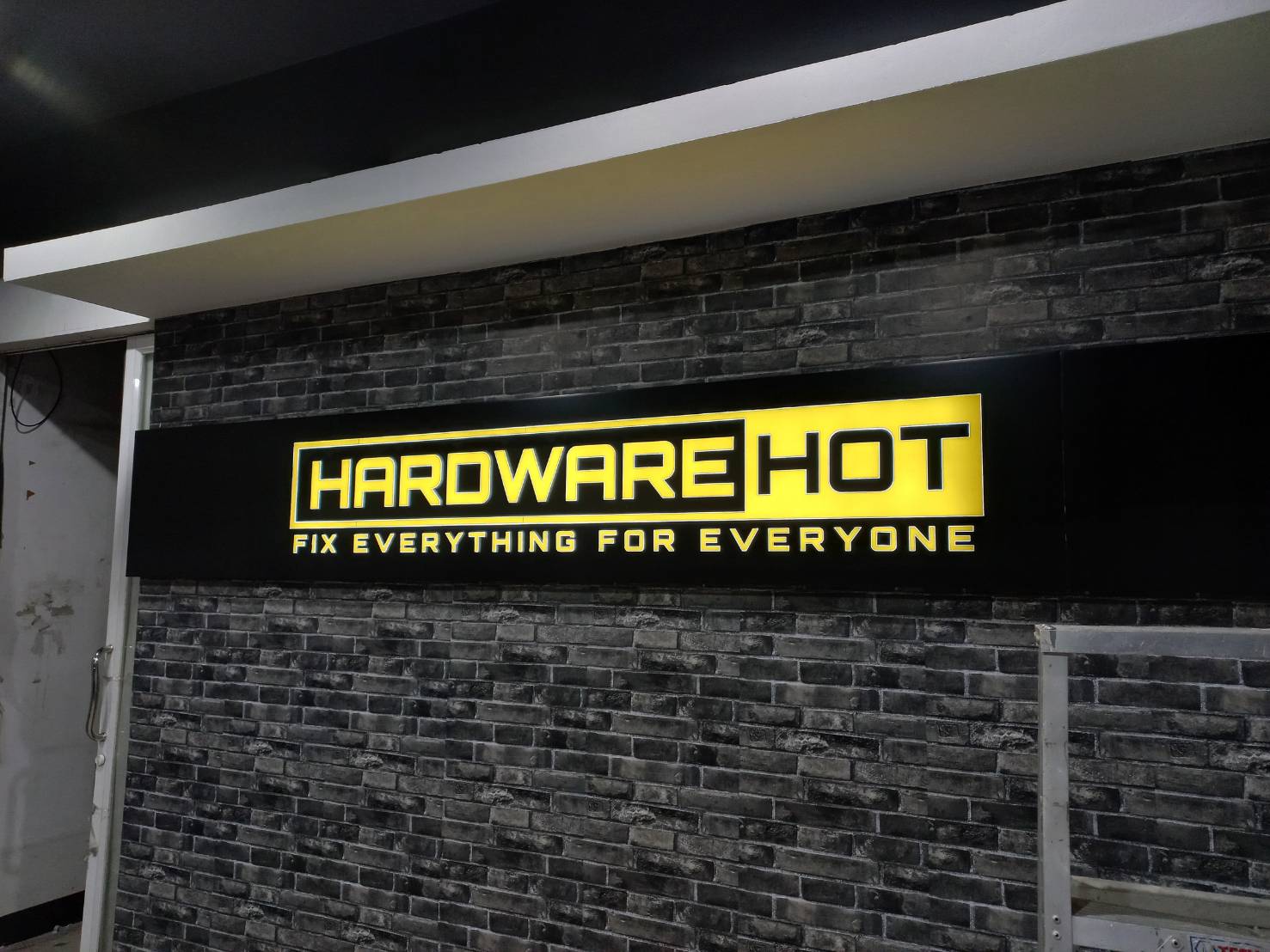 ป้ายกล่องไฟอลูมิเนียมติดผนังลูกค้าไฟออกหน้า งานHARDWARE HOT FIX EVERYTHING