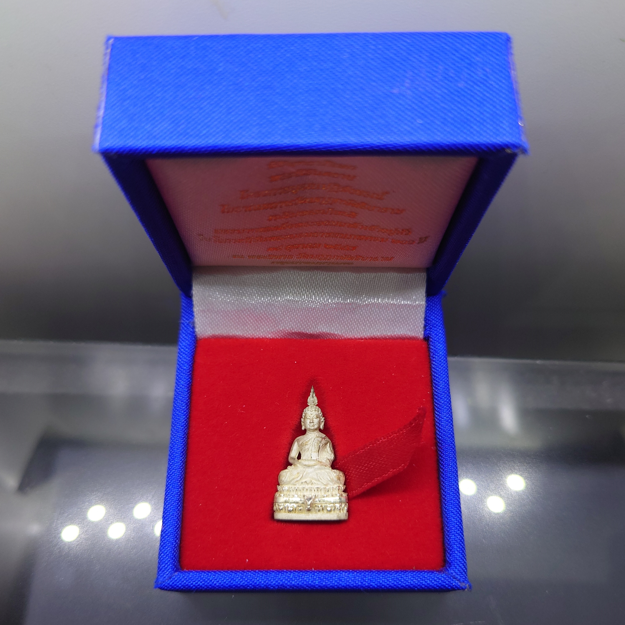 พระนิรันตราย เนื้อเงิน พิมพ์เล็ก 200 ปี พระจอมเกล้าฯ โครงการบูรณะฯ โบราณสถาน วัดมกุฏกษัตริยาราม ปี2547 พร้อมกล่องเดิม