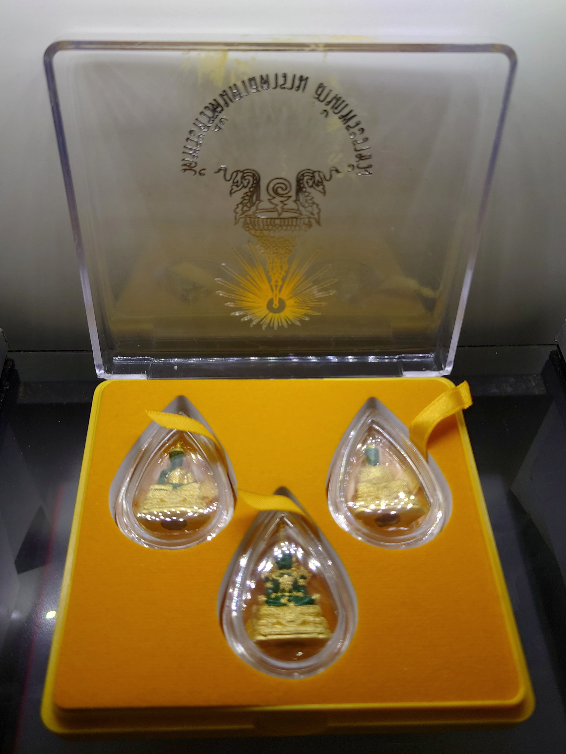 พระแก้วมรกต ชุด 3 ฤดู เนื้อโลหะเคลือบสีเขียว เครื่องทรงชุบทอง สำนักพระราชวัง สร้าง พุทธาภิเษก ณ วัดพระศรีรัตนศาสดาราม พ.ศ.2547 พร้อมกล่องเดิม รับประกันแท้