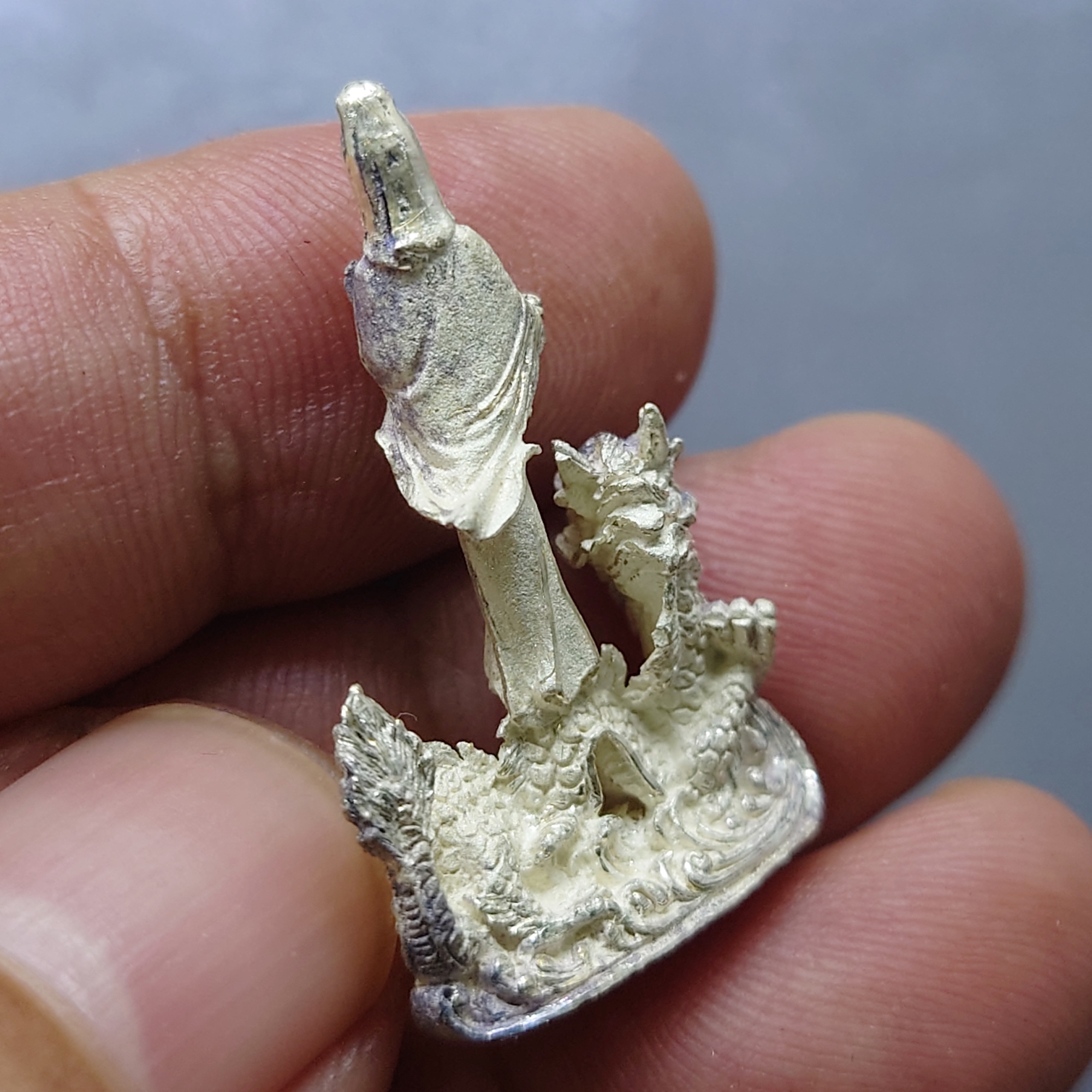 เจ้าแม่กวนอิมเหยียบมังกร รูปหล่อลอยองค์ เนื้อเงิน ขนาดสูง 3.2 เซ็น พิธีพุทธาภิเษก ณ อุโบสถ วัดบวรนิเวศวิหาร พ.ศ.2540 พร้อมกล่องเดิม