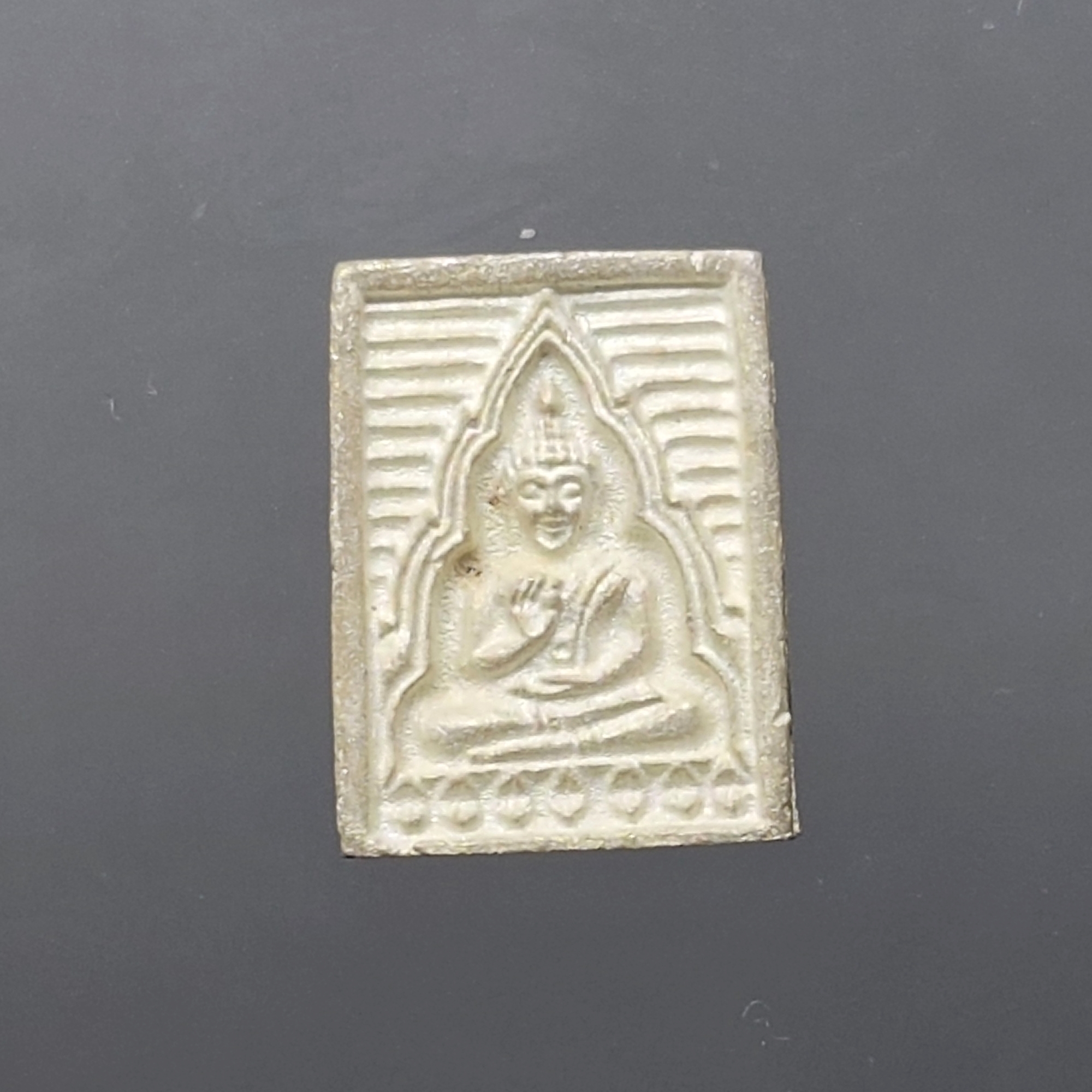 พระของขวัญ วัดปากน้ำ รุ่นซื้อที่ดินถวาย ปี2534 เนื้อเงิน พิมพ์มหาปฐพี พร้อมกล่องเดิม