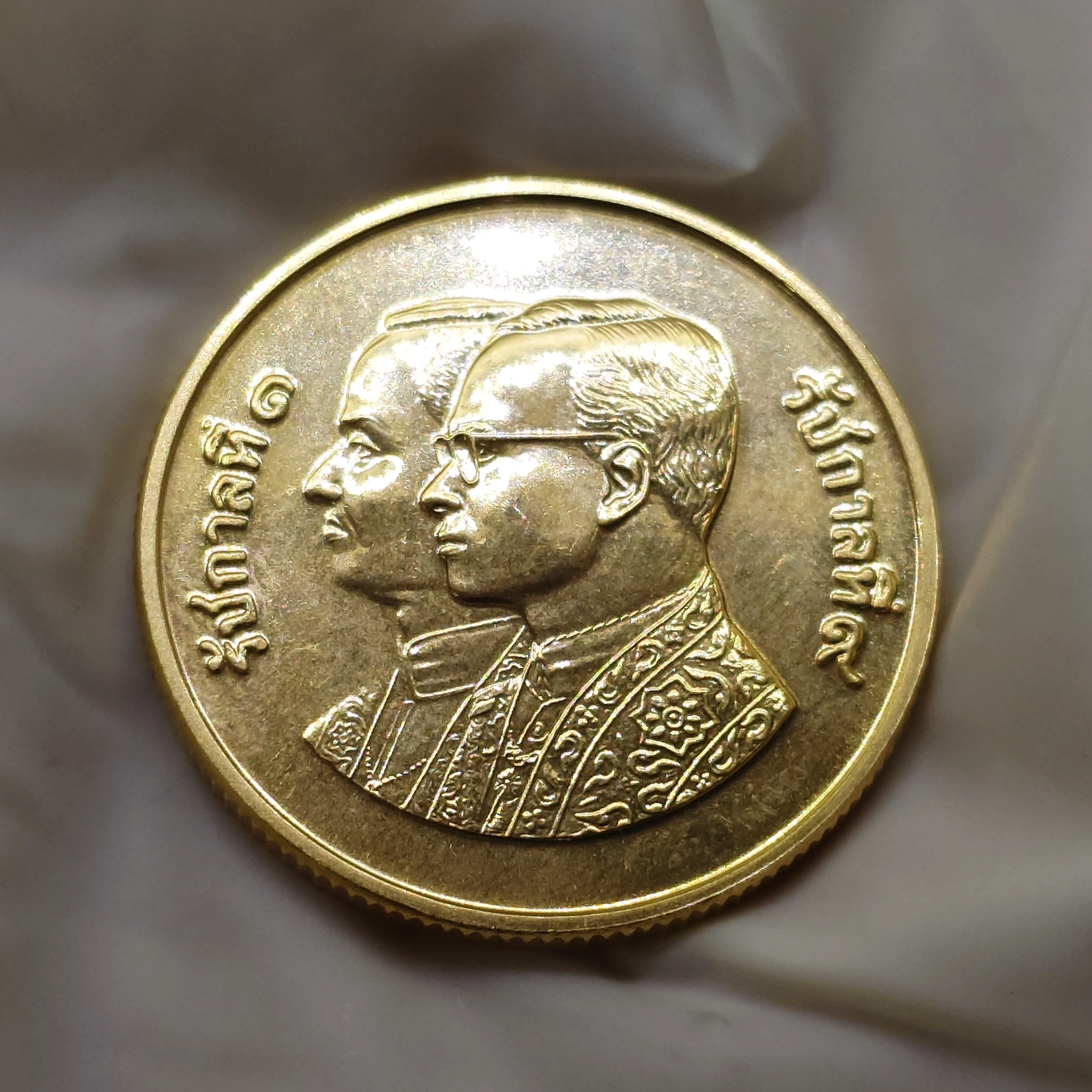 เหรียญทองคำ 9000 บาท (หนัก 15 กรัม) ที่ระลึกสมโภชกรุงรัตนโกสินทร์ 200 ปี พ.ศ. 2525