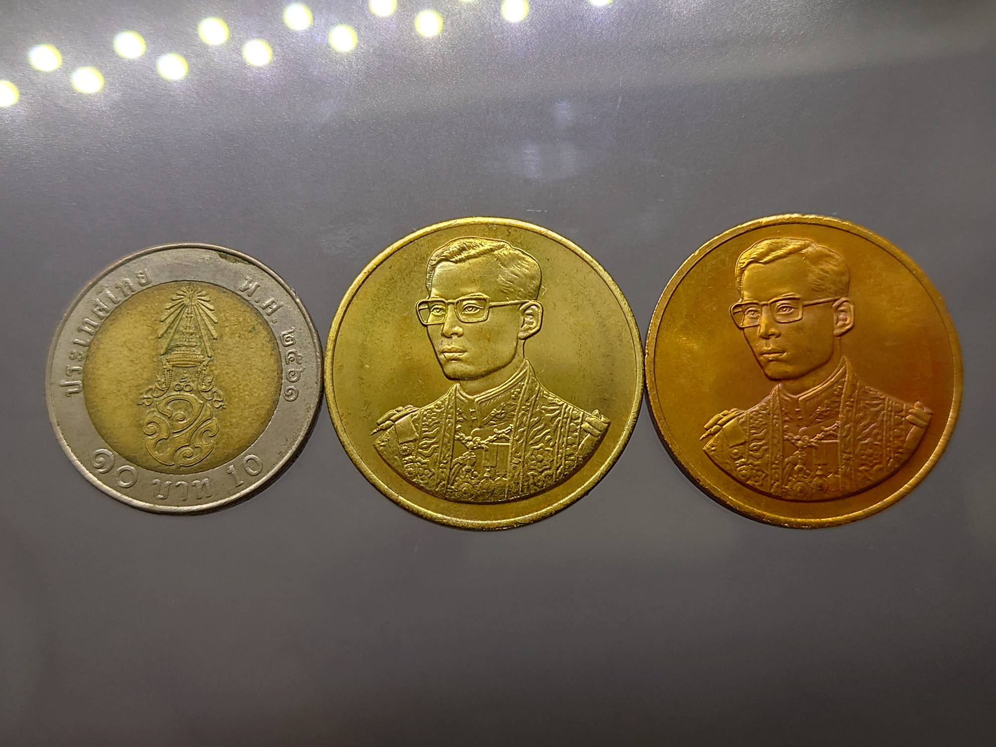 ชุด 2 เหรียญที่ระลึกกาญจนาภิเษก เนื้อทองเหลืองและทองแดง พิมพ์ใหญ่ "ทนายแผ่นดิน" มูลนิธิพัฒนางานอัยการ พ.ศ.2539