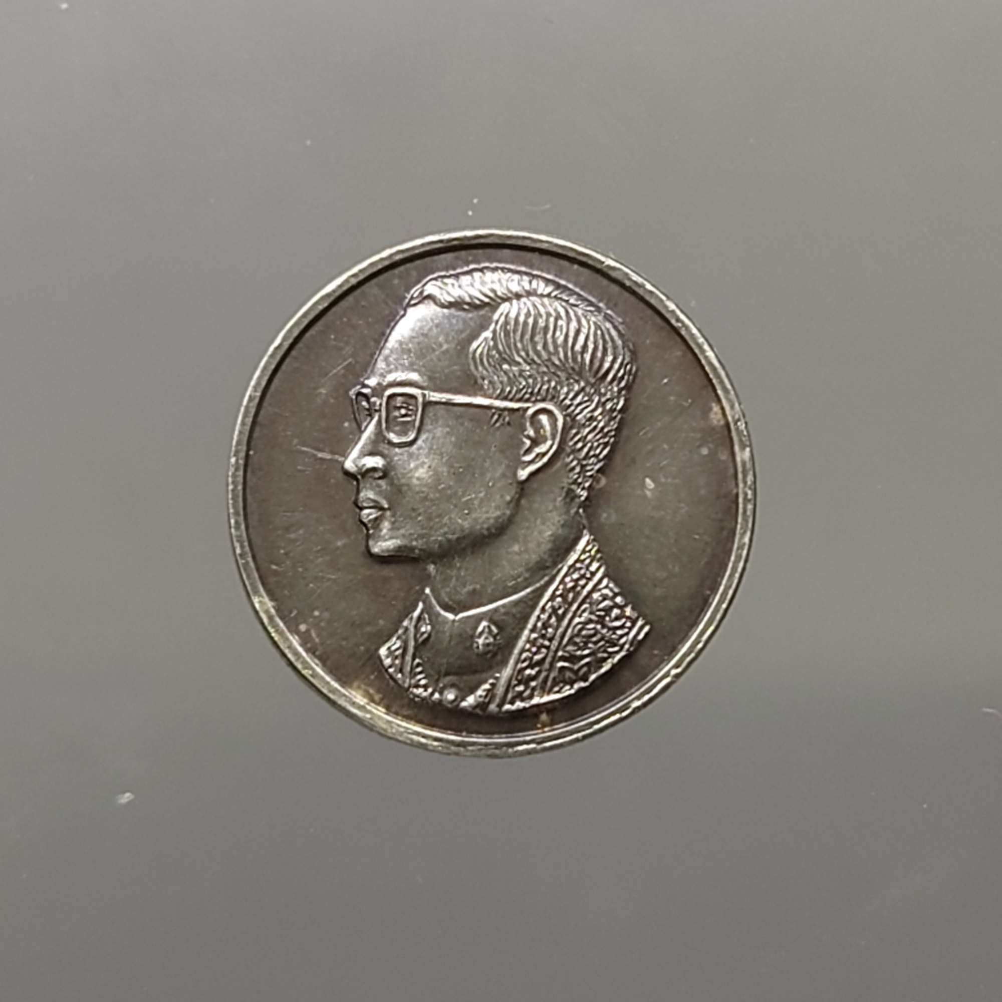 เหรียญที่ระลึก คุ้มเกล้า เนื้อเงิน พิมพ์เล็ก หายาก 2522 พร้อมซองเดิม