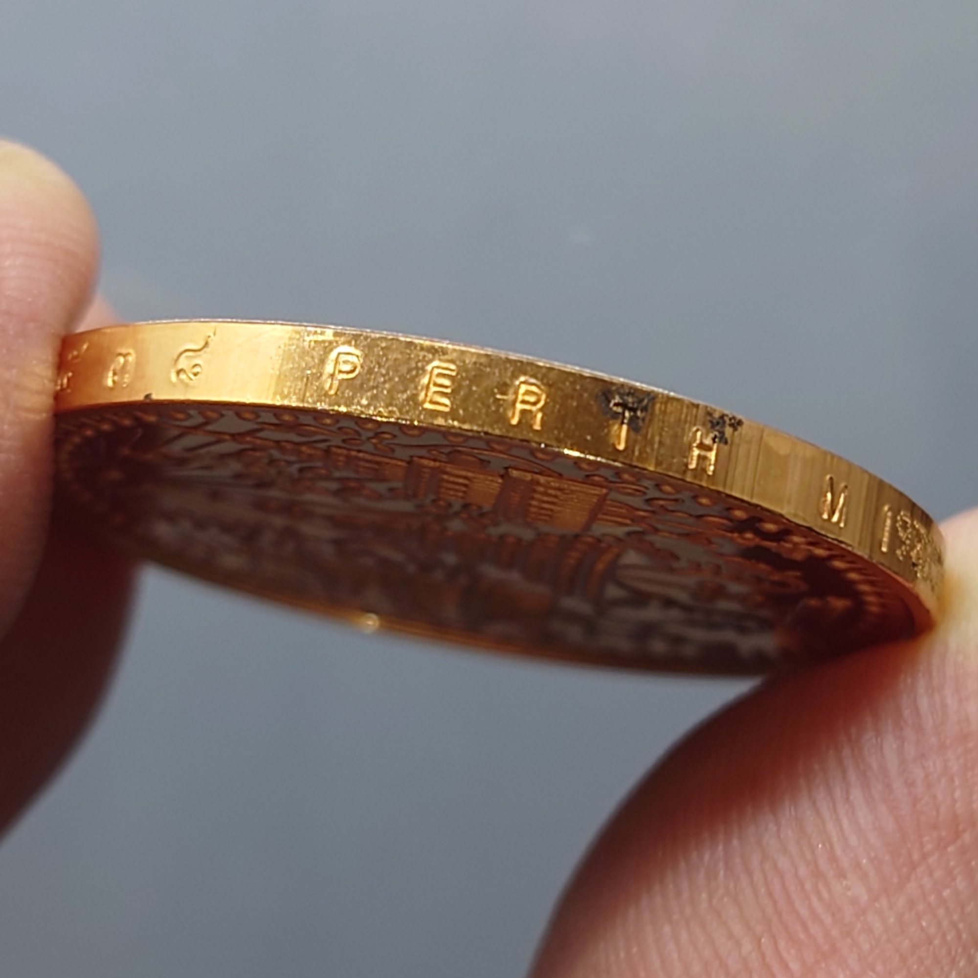 เหรียญพระแก้วมรกต ทรงเครื่อง 3 ฤดู พระจอมเกล้าๆ ปี 2538 เนื้อทองแดงนอก ขัดเงา ขนาด 3.2 ซม. พร้อมตลับเดิม