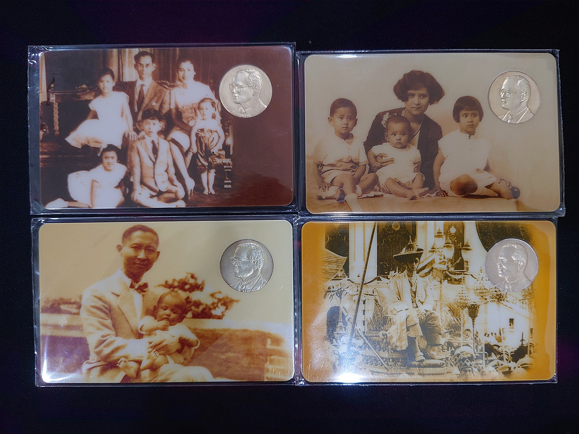 การ์ดบรรจุเหรียญที่ระลึก พระราชพิธีมหามงคลเฉลิมพระชนมพรรษา 80 พรรษา รัชกาลที่9 เนื้อเงิน ชุด 4 เหรียญ ปี2550 ธนารักษ์จัดสร้าง พร้อมแผง