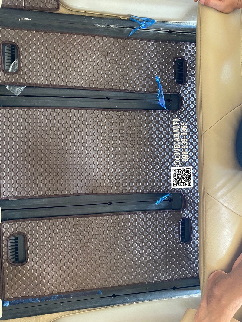 พรมกระดุม Hyundai H1 Grandstarex VIP ผ้ายางลายกระดุมสีน้ำตาล