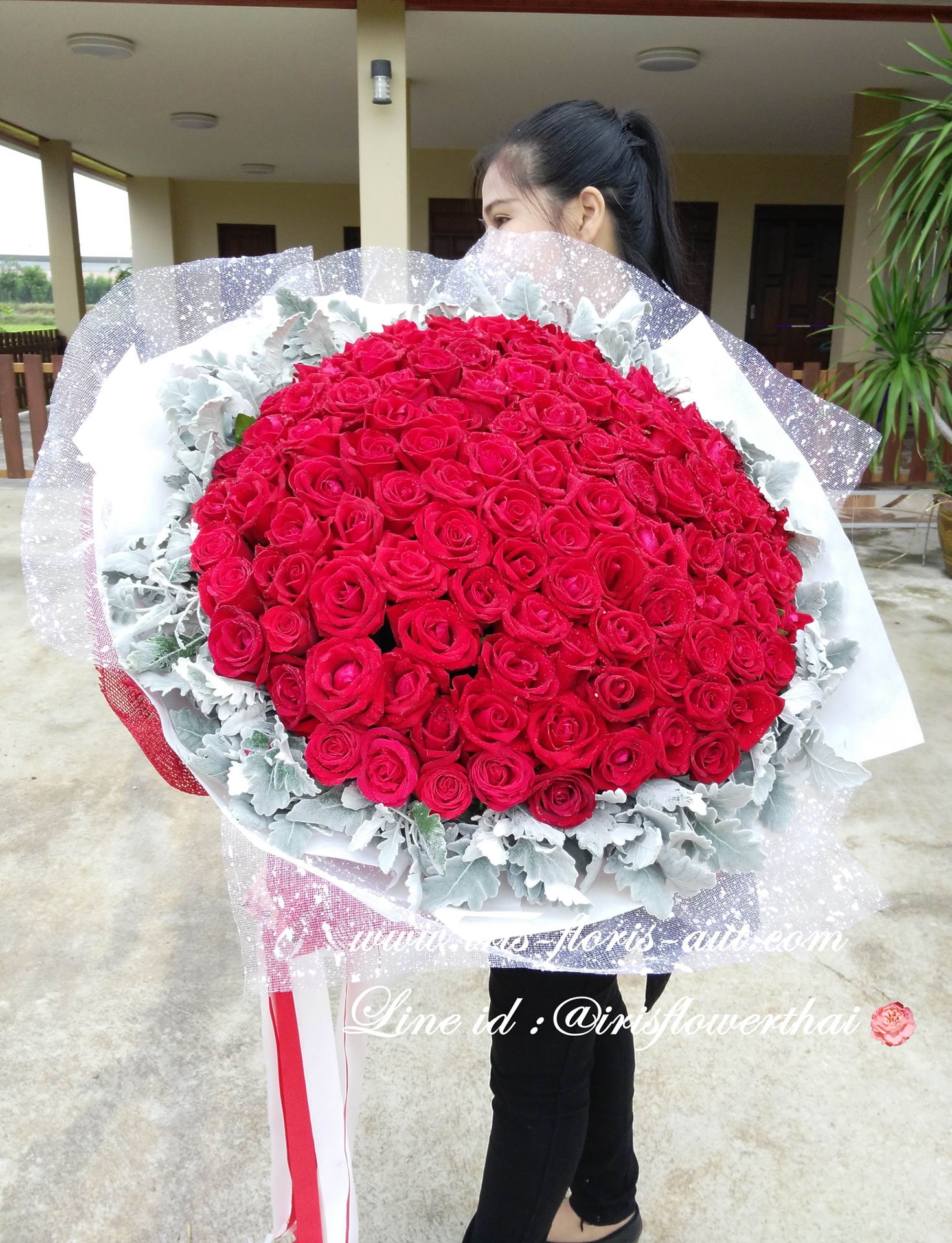 ช่อดอกกุหลาบสีแดง 100 ดอก