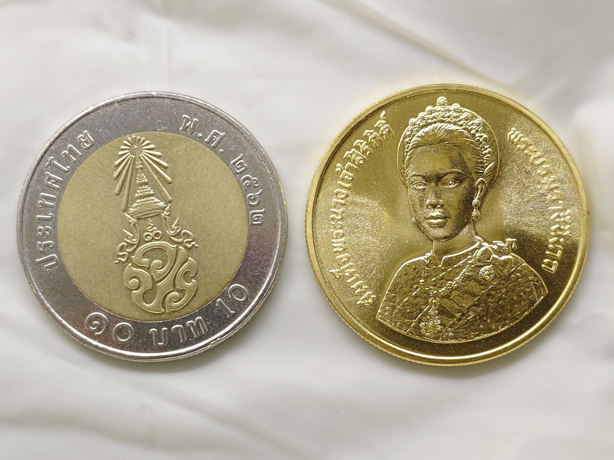 เหรียญทองคำ 6000 บาท (หนัก 15 กรัม) ที่ระลึกเฉลิมพระชนมพรรษา 5 รอบ สมเด็จพระนางเจ้าสิริกิติ์ พระบรมราชินีนาถ พ.ศ.2535