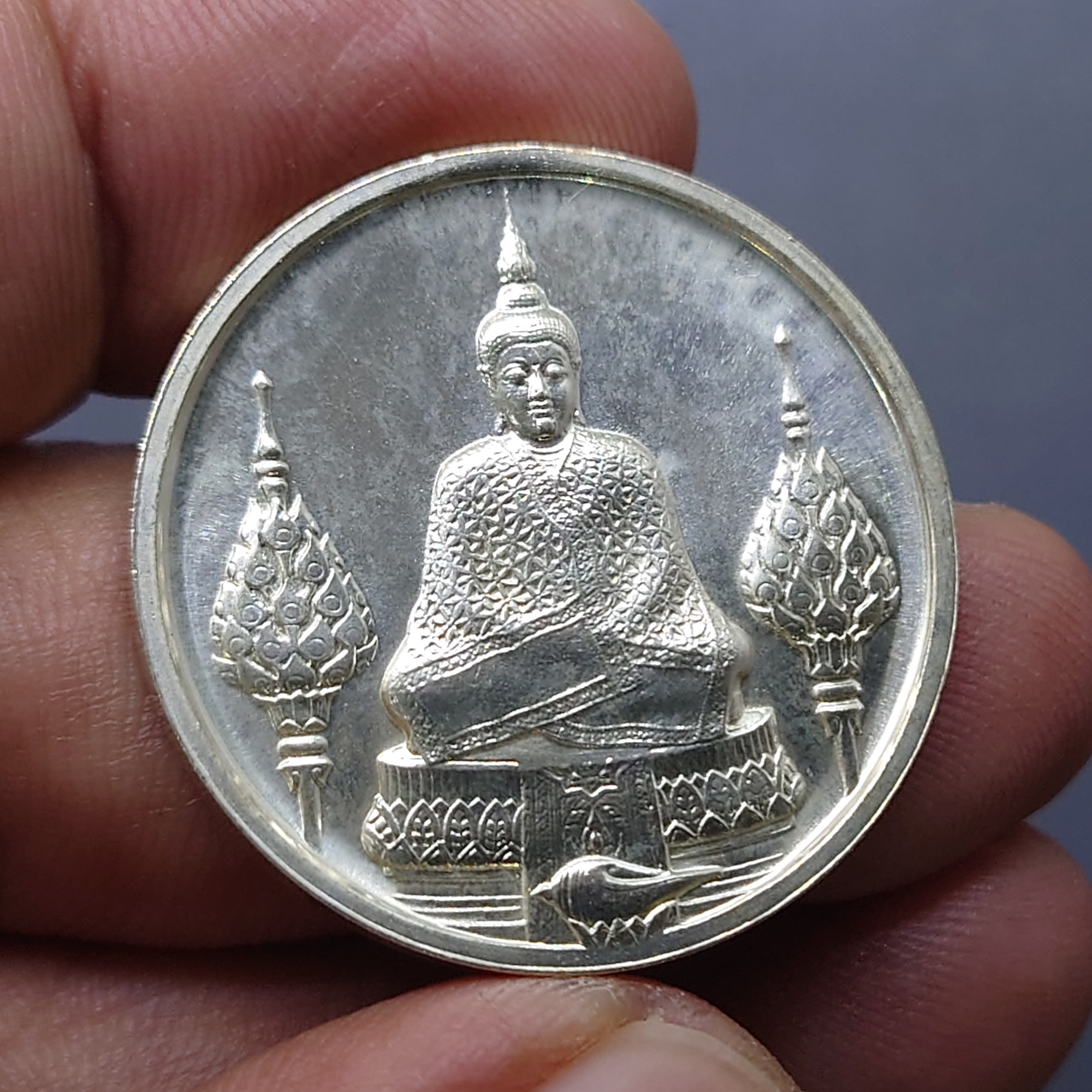 เหรียญพระแก้วมรกต ภปร รุ่นสอง ชุด 3 ฤดู เนื้อเงิน ฉลองกรุงรัตนโกสินทร์ 200 ปี พ.ศ.2525 พร้อมตลับ