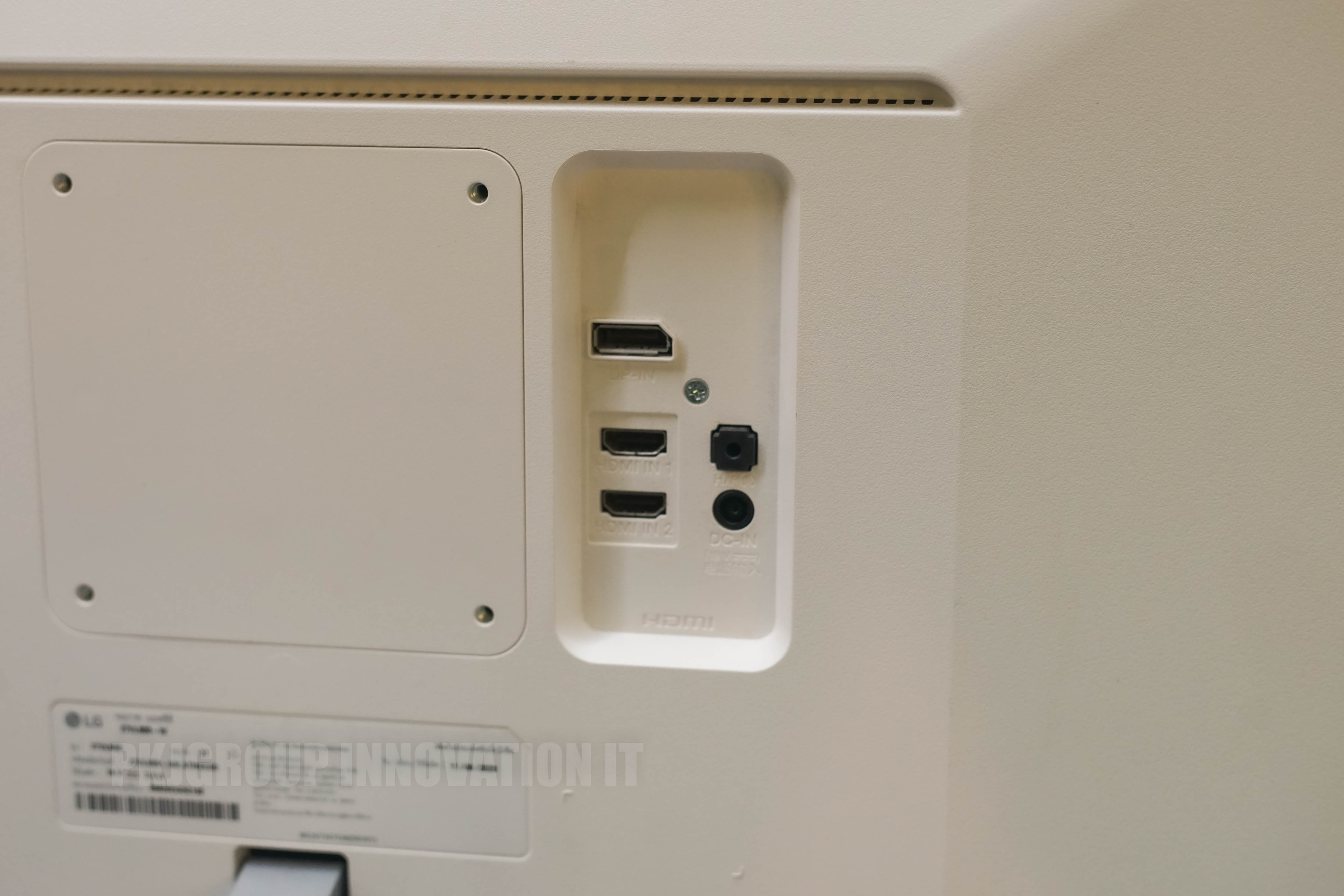 จอคอมมือสอง 4K LG 27UL600-W.ATM 27" IPS 60 Hz *มีรอยขีดที่จอ