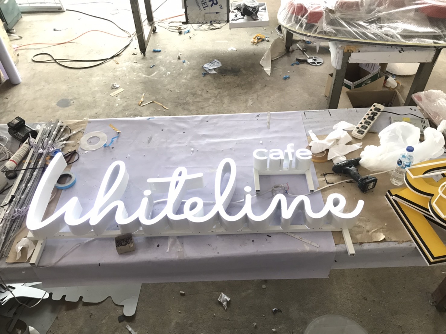 ป้ายตัวหนังสืออลูมิเนียมไฟออกหน้าแอลอีดี งานWhiteline cafe