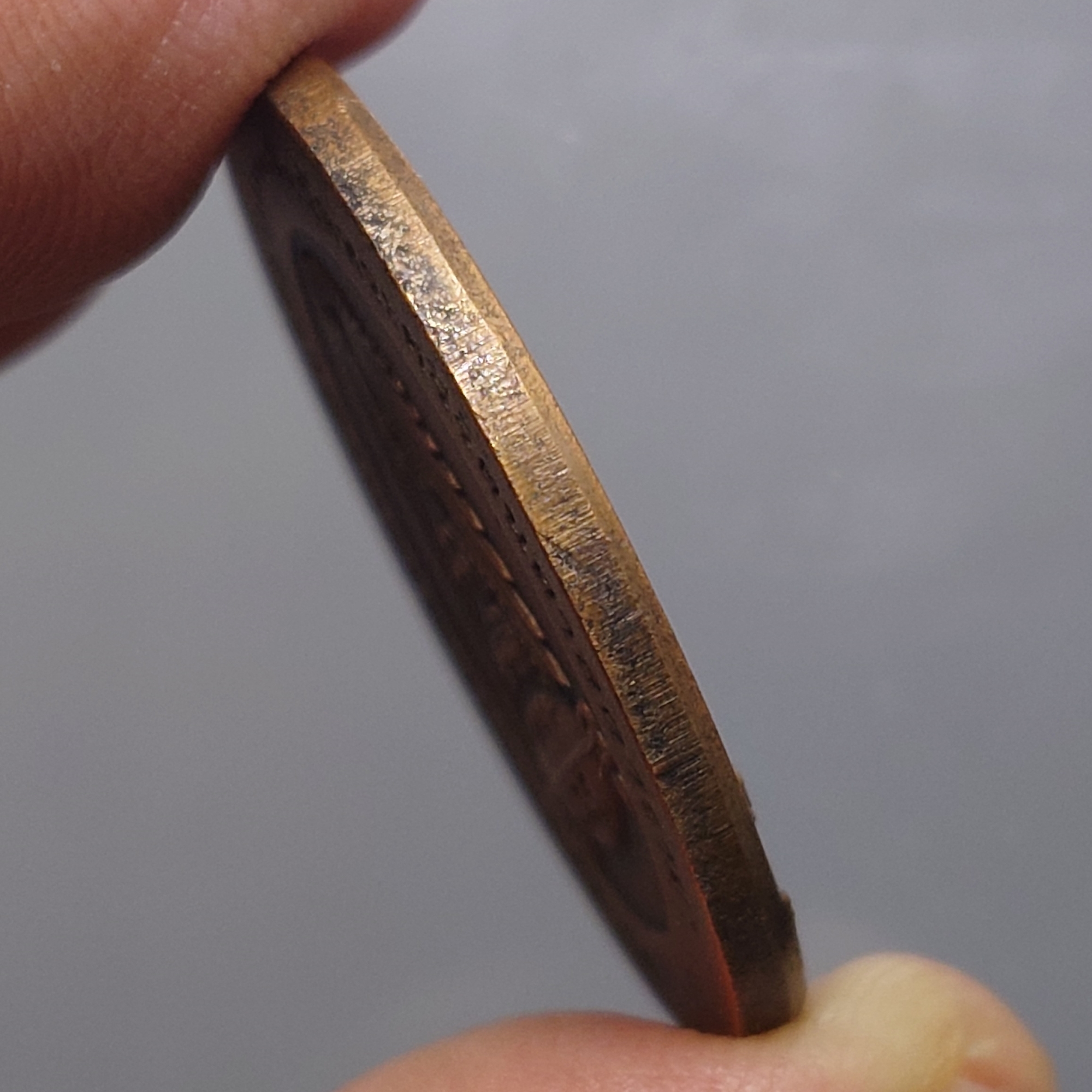 เหรียญพระแก้วมรกต มจร. เนื้อทองแดงซาติน พิธีมหาพุทธาภิเษก ณ พระอุโบสถวัดพระศรีรัตนศาสดาราม ปี2543