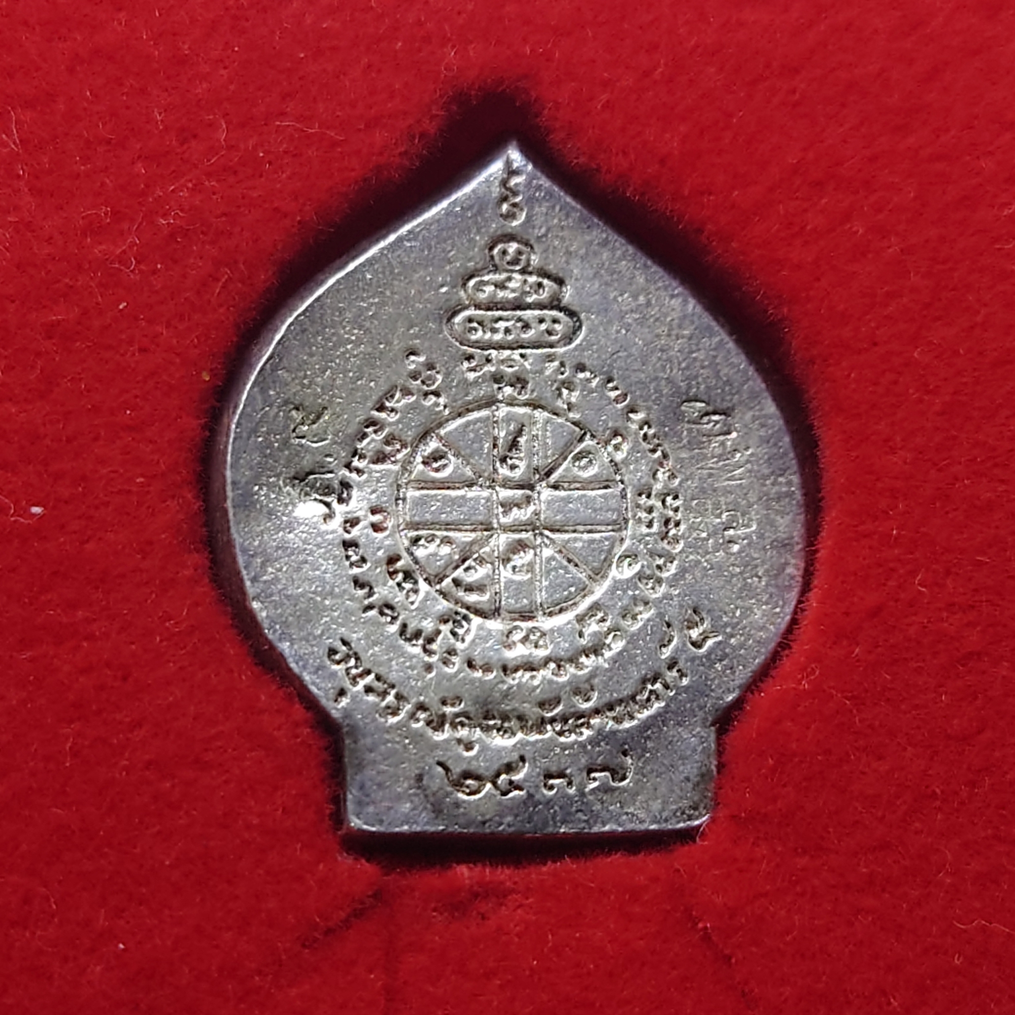 เหรียญหลวงพ่อคูณ เนื้อเงิน รุ่นเสาร์ 5 คูณพันล้าน ใบโพธิ์ลายกนก 2537 พร้อมกล่องเดิม